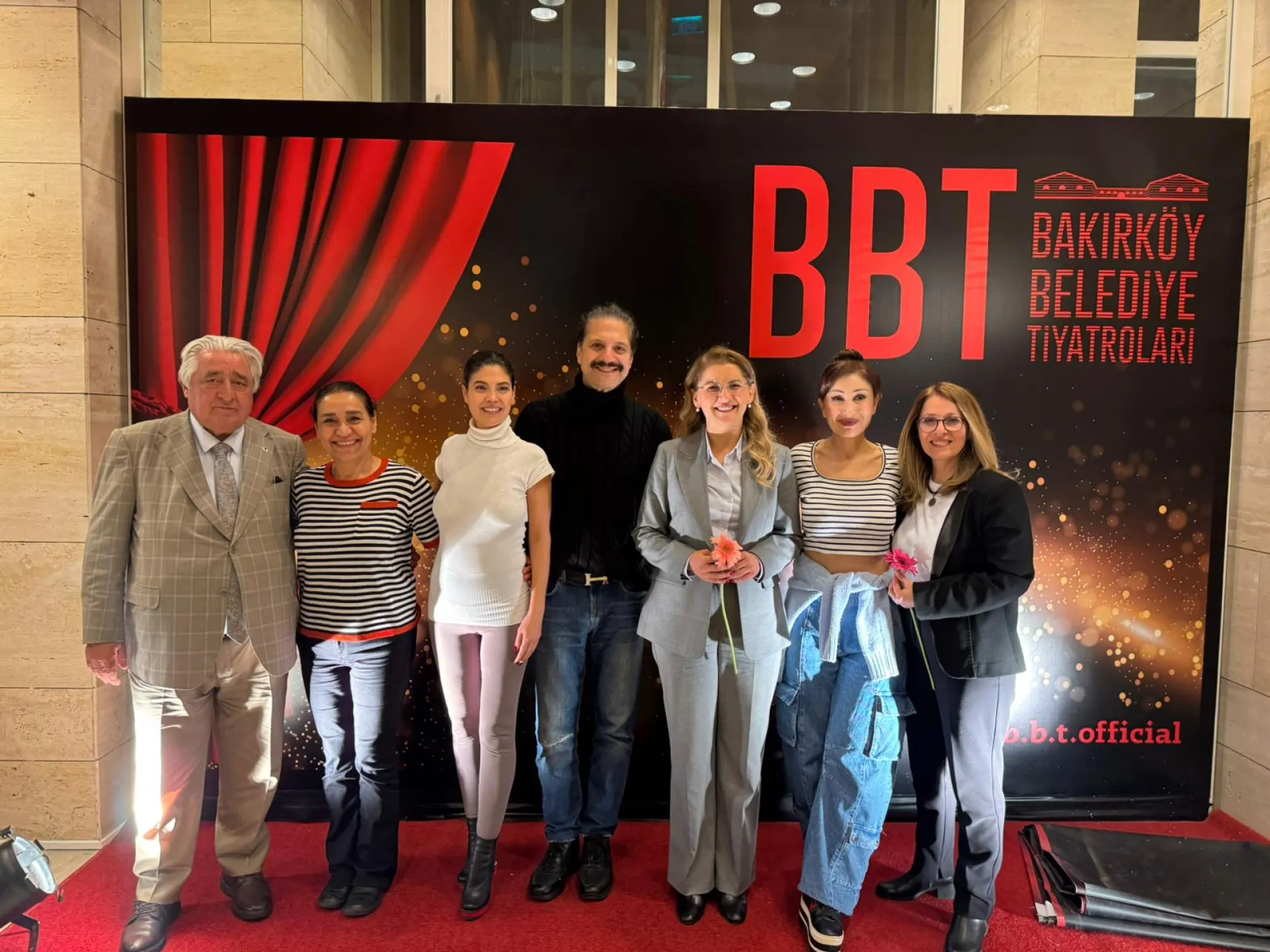 DÜNYA TİYATRO GÜNÜNDE SAHNE ÇİÇEK BAHÇESİNE DÖNDÜ