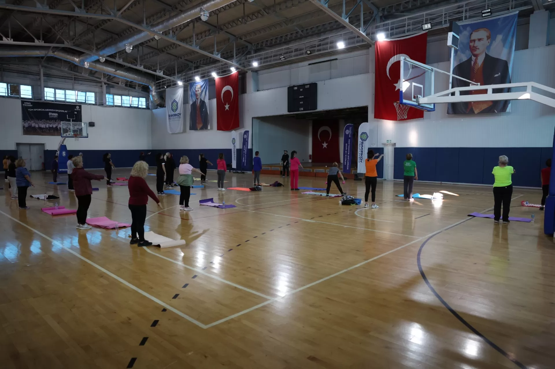 BAKIRKÖYLÜ KADINLAR HEM SPOR YAPIYOR HEM SOSYALLEŞİYOR