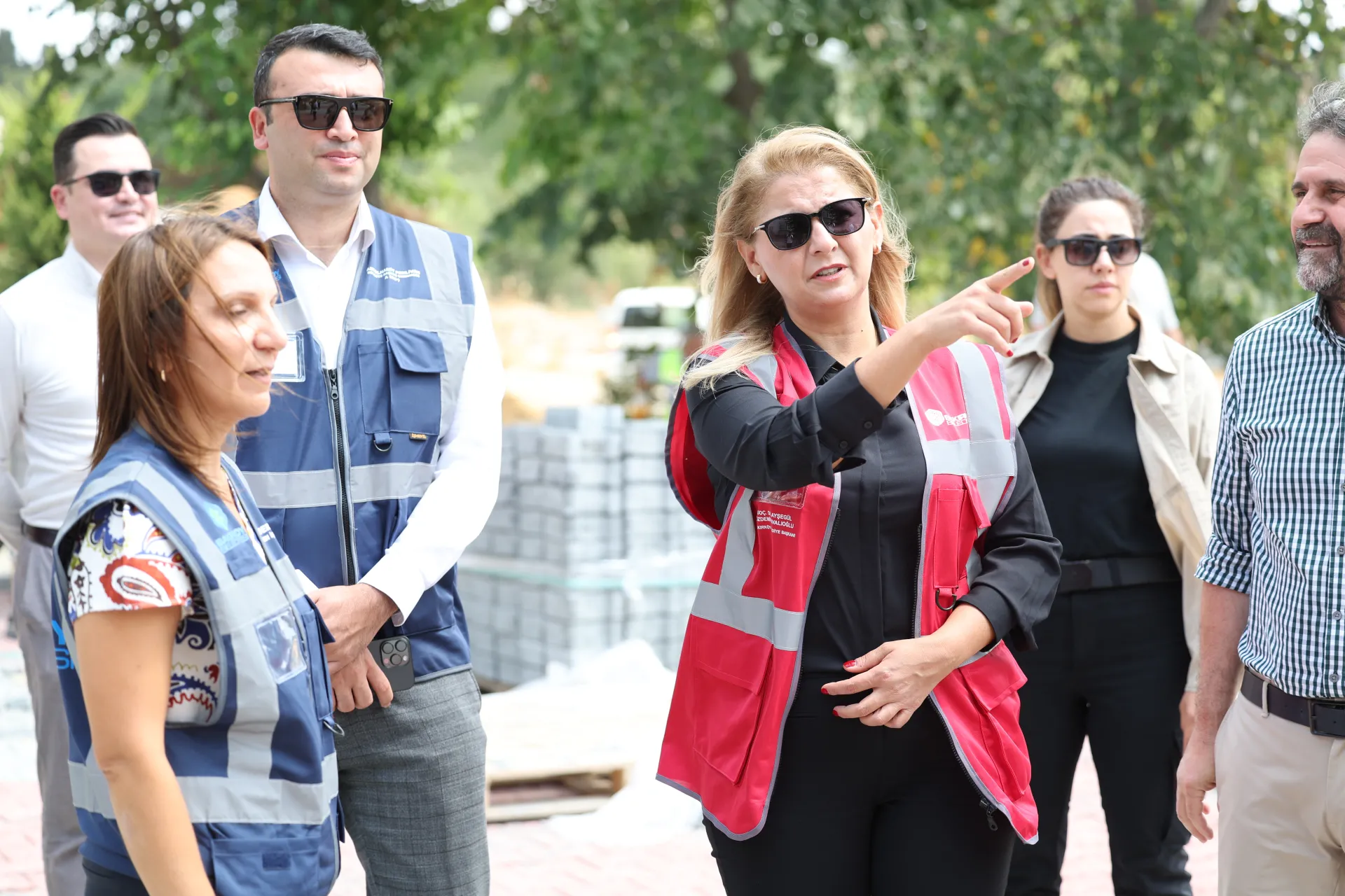 BAKIRKÖY'ÜN YOLLARI YENİLENİYOR, ALTYAPISI GÜÇLENİYOR