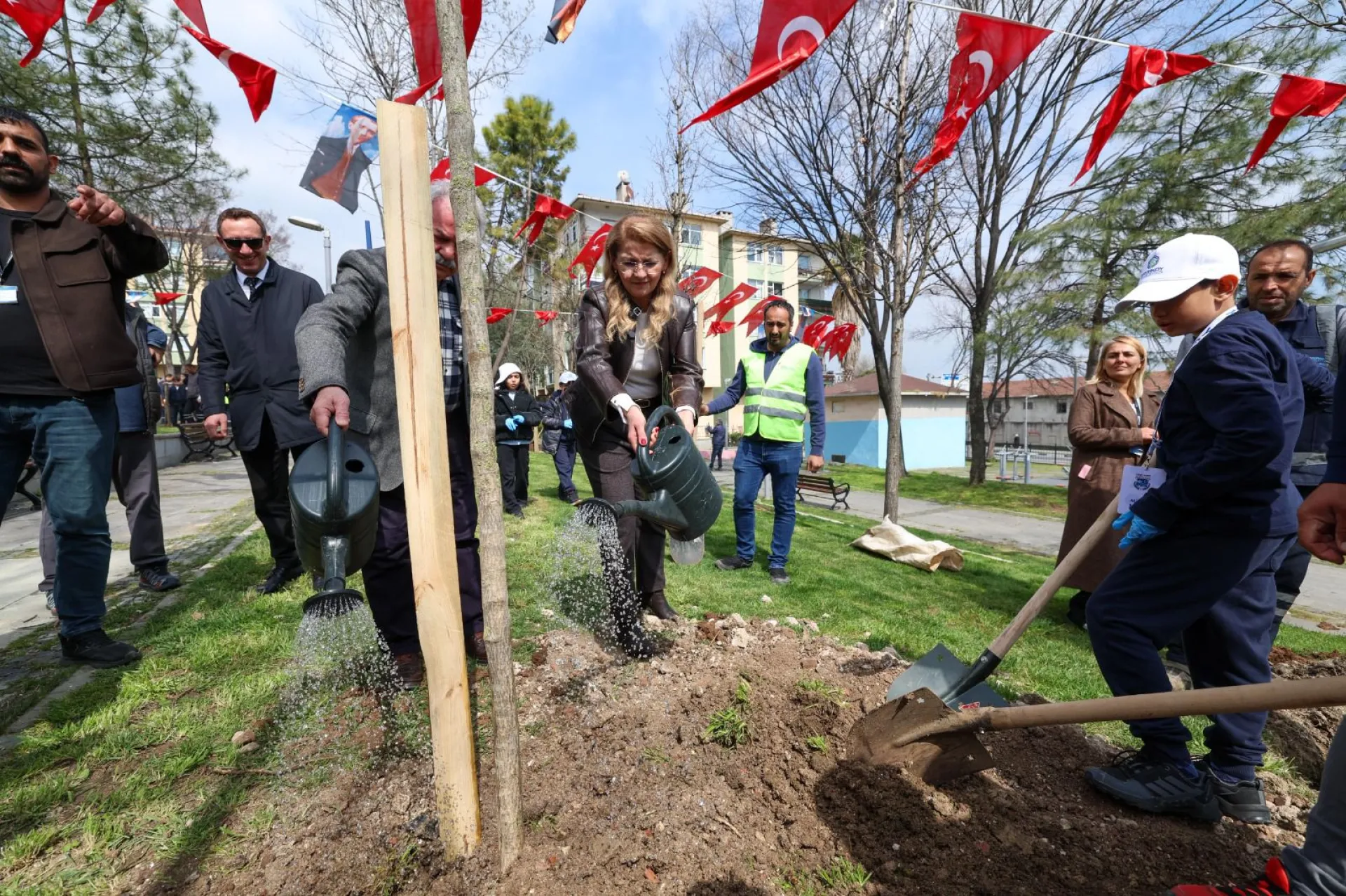 BAKIRKÖY’DE MİNİK ELLER TOPRAĞA CAN VERDİ