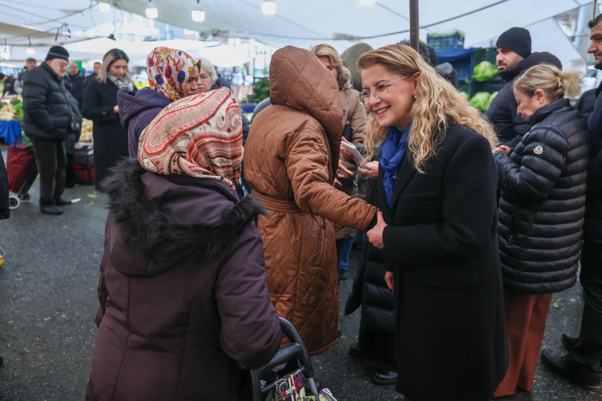 BAŞKAN OVALIOĞLU PAZAR ESNAFINI ZİYARET ETTİ