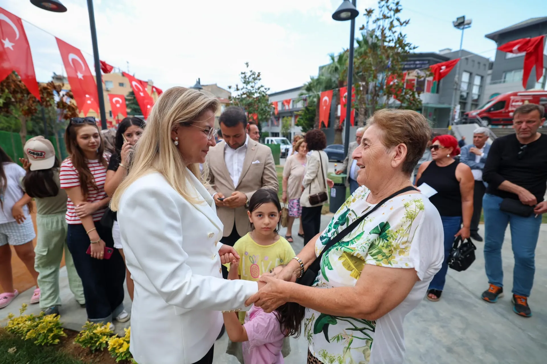 BAKIRKÖY VEFA PARKI YENİLENEN YÜZÜYLE HİZMETE AÇILDI