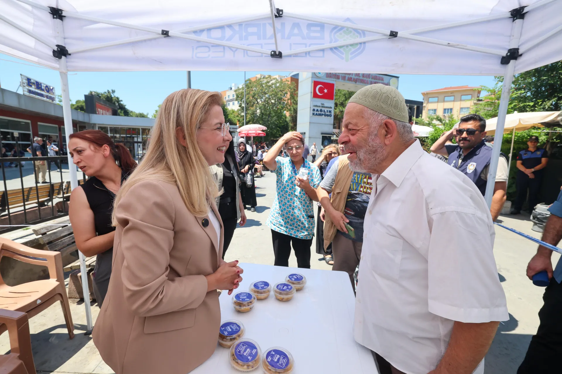 BAKIRKÖY BELEDİYESİ’NDEN BİNLERCE KİŞİYE AŞURE İKRAMI