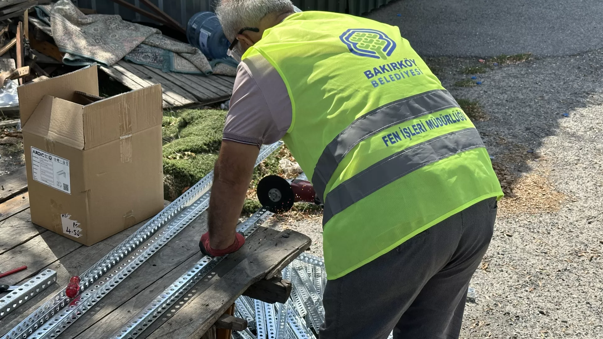 ESNAFIN ÇİLESİ SONA ERDİ: YEŞİLKÖY PAZARI’NA MODERN ELEKTRİK TESİSATI