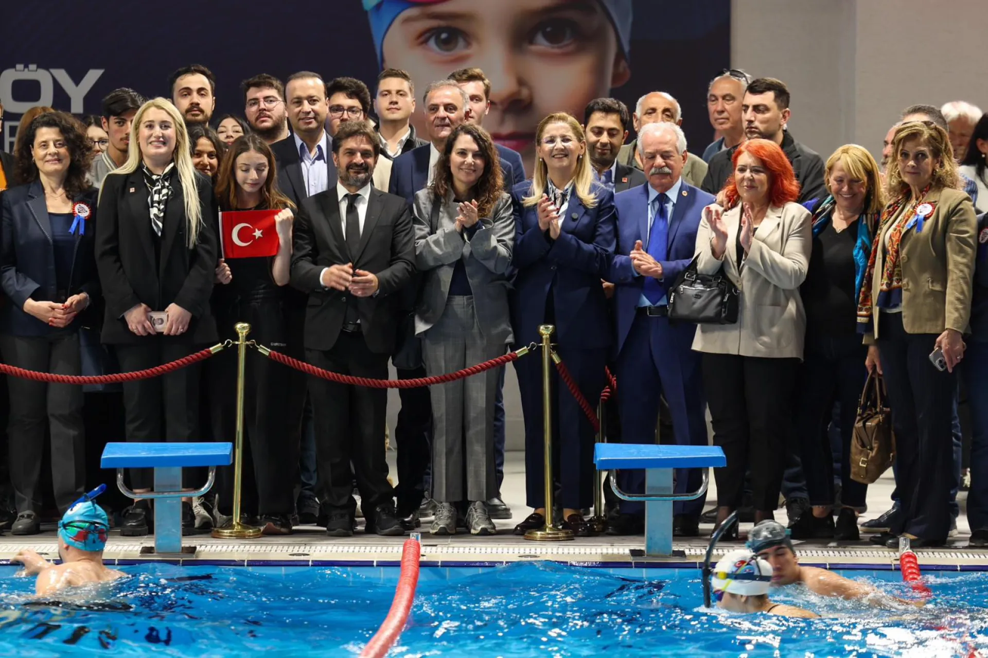 BAKIRKÖY BELEDİYESİ YÜZME HAVUZU YENİLENEN YÜZÜYLE AÇILDI