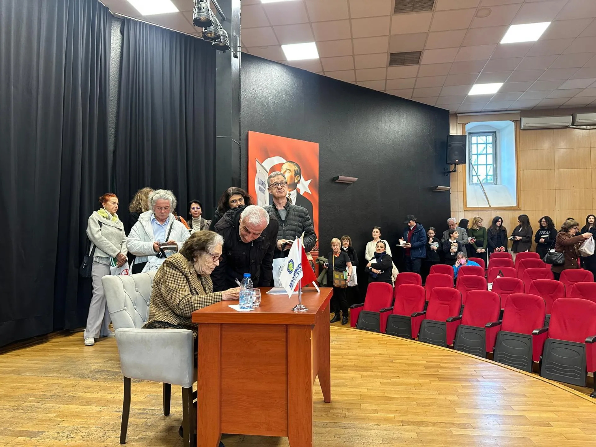 GÜLTEN DAYIOĞLU BAKIRKÖYLÜLERLE BULUŞTU