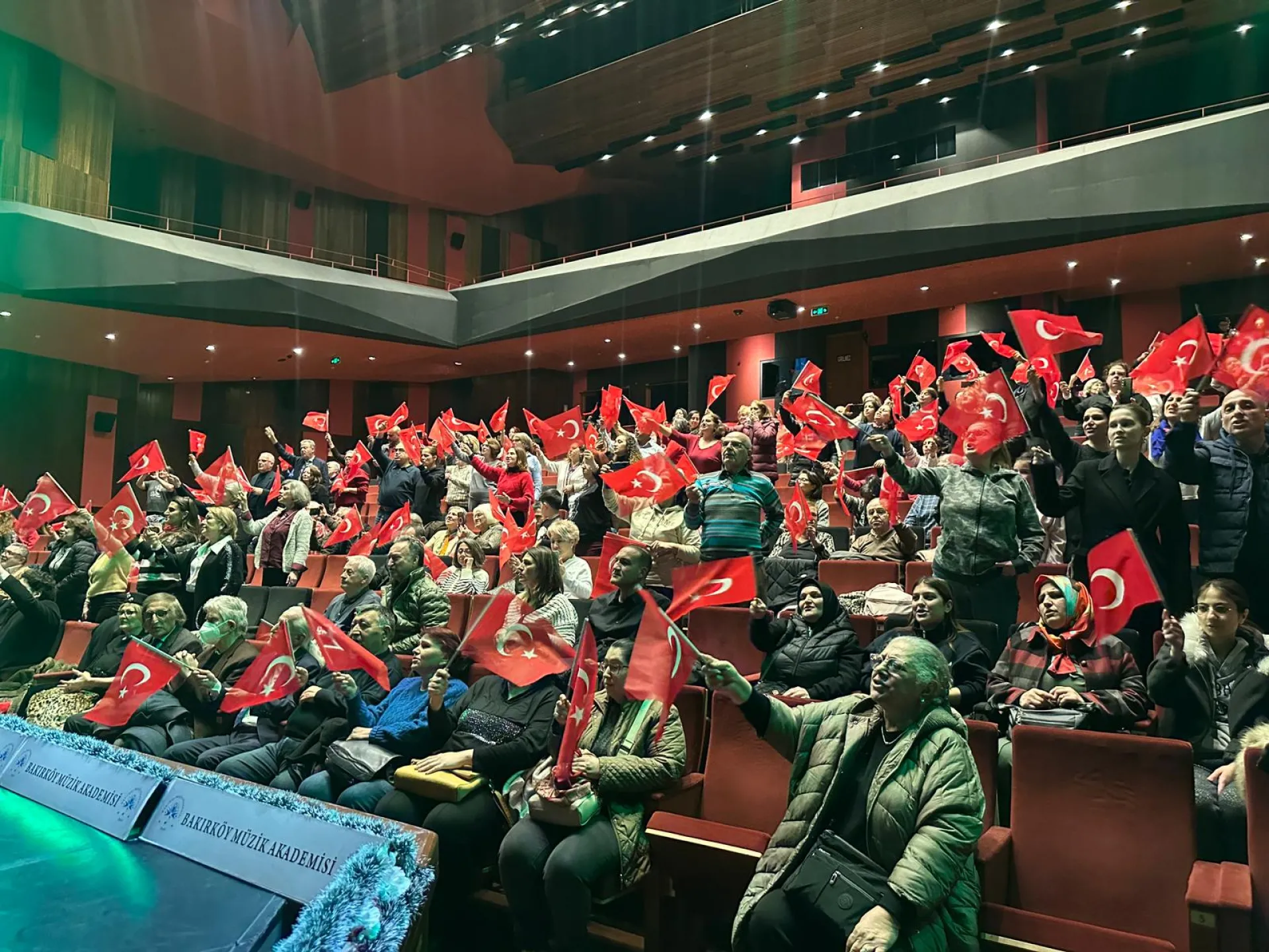 BAKIRKÖY’DE ÇANAKKALE RUHU TÜRKÜLERLE YAŞATILDI