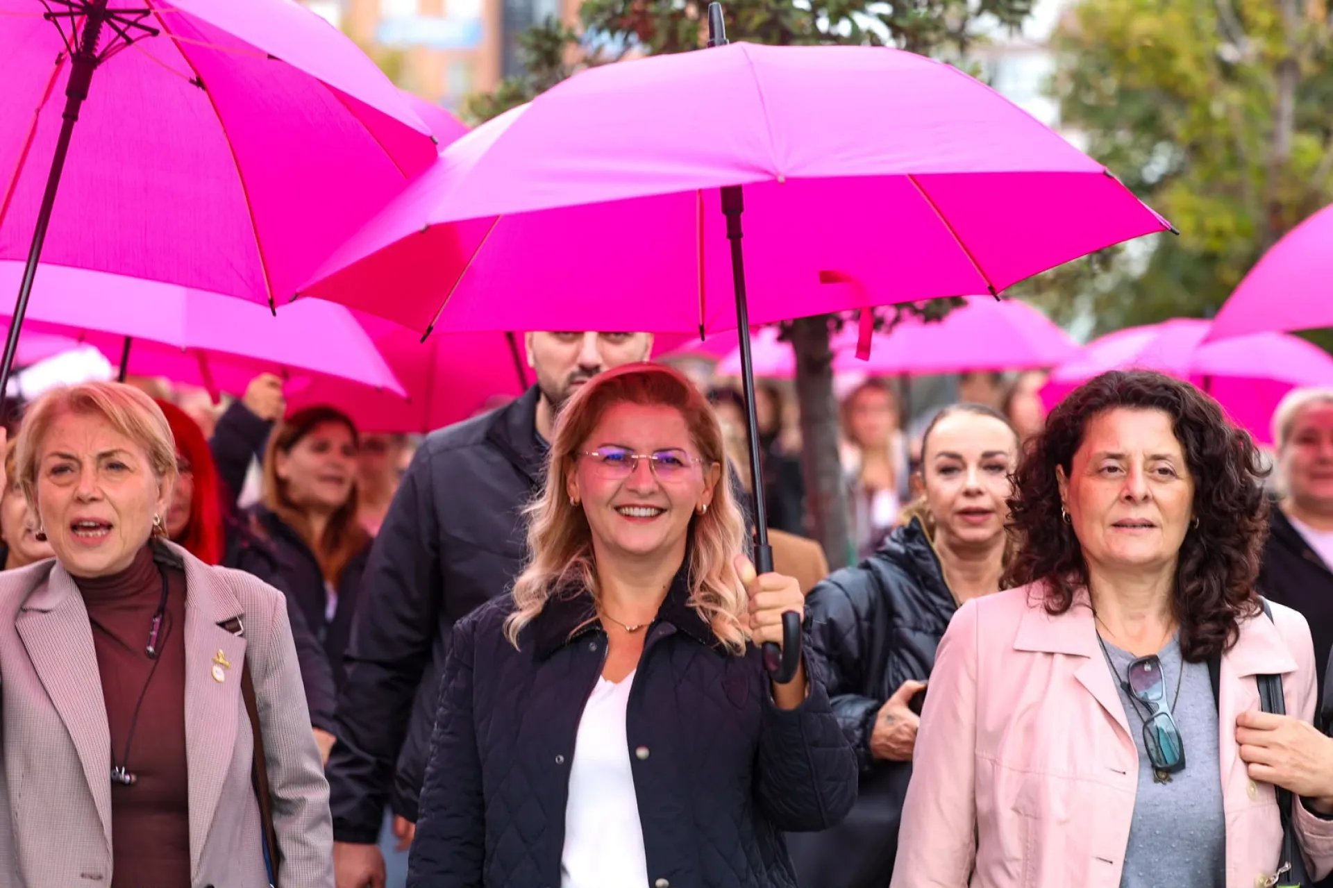 BAKIRKÖY’DE PEMBE ŞEMSİYELERLE MEME KANSERİ FARKINDALIK YÜRÜYÜŞÜ
