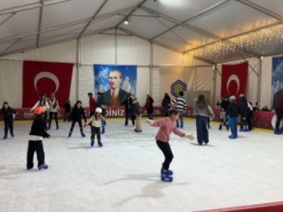 YARIYIL TATİLİNİN GÖZDESİ BAKIRKÖY BELEDİYESİ BUZ PİSTİ