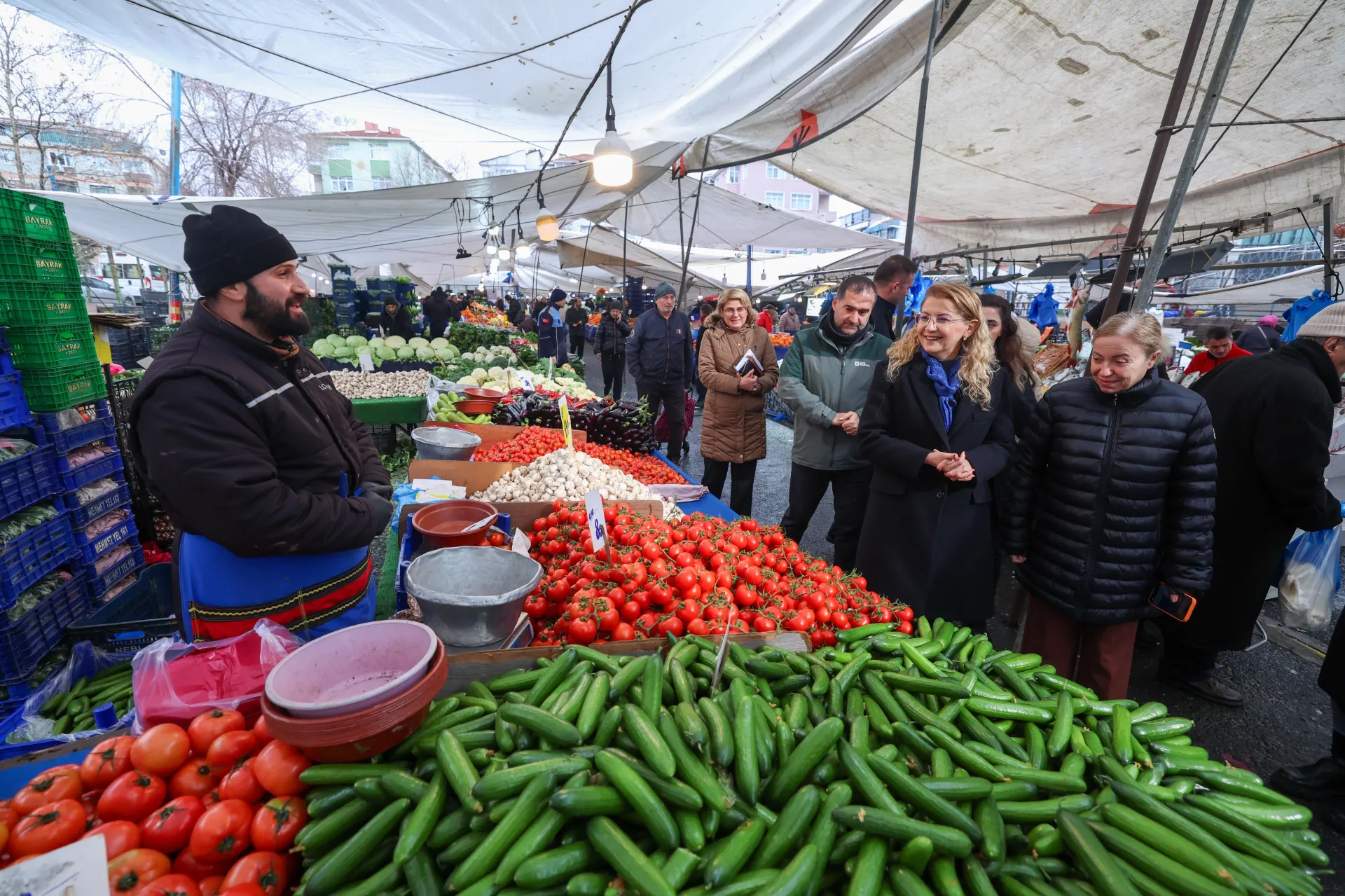 BAŞKAN OVALIOĞLU PAZAR ESNAFINI ZİYARET ETTİ