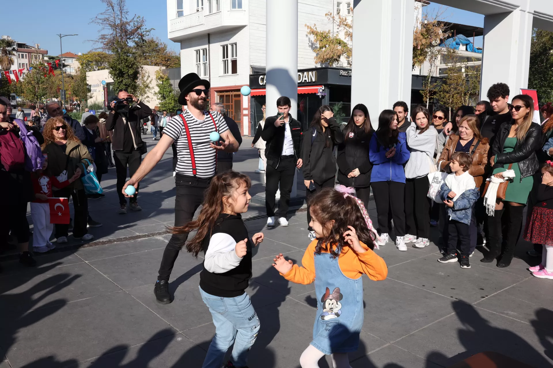 ’CUMHURİYET BİZİM’ ŞENLİKLERİ BAKIRKÖY’ÜN DÖRT BİR YANINDA DEVAM EDİYOR