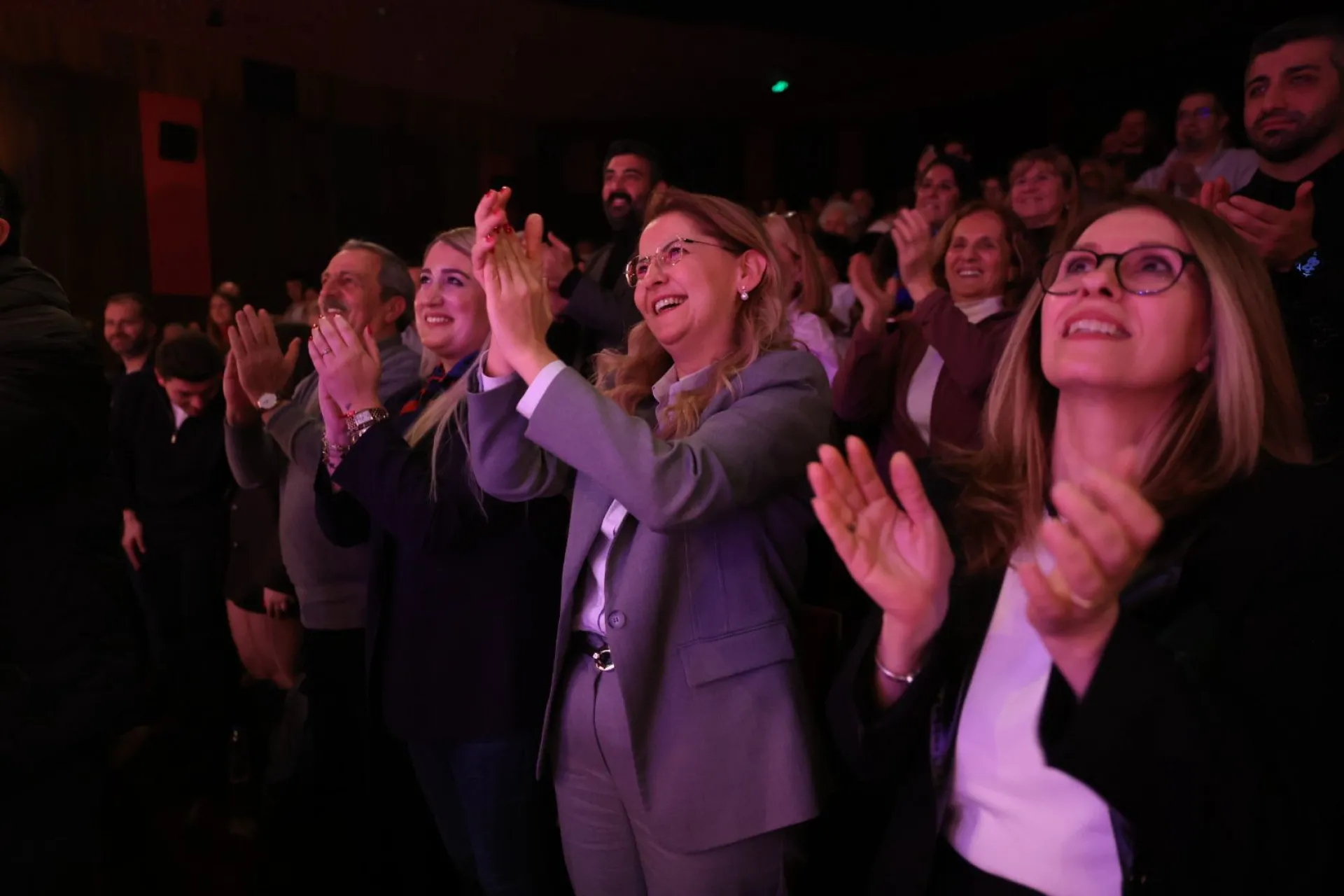 DÜNYA TİYATRO GÜNÜNDE SAHNE ÇİÇEK BAHÇESİNE DÖNDÜ