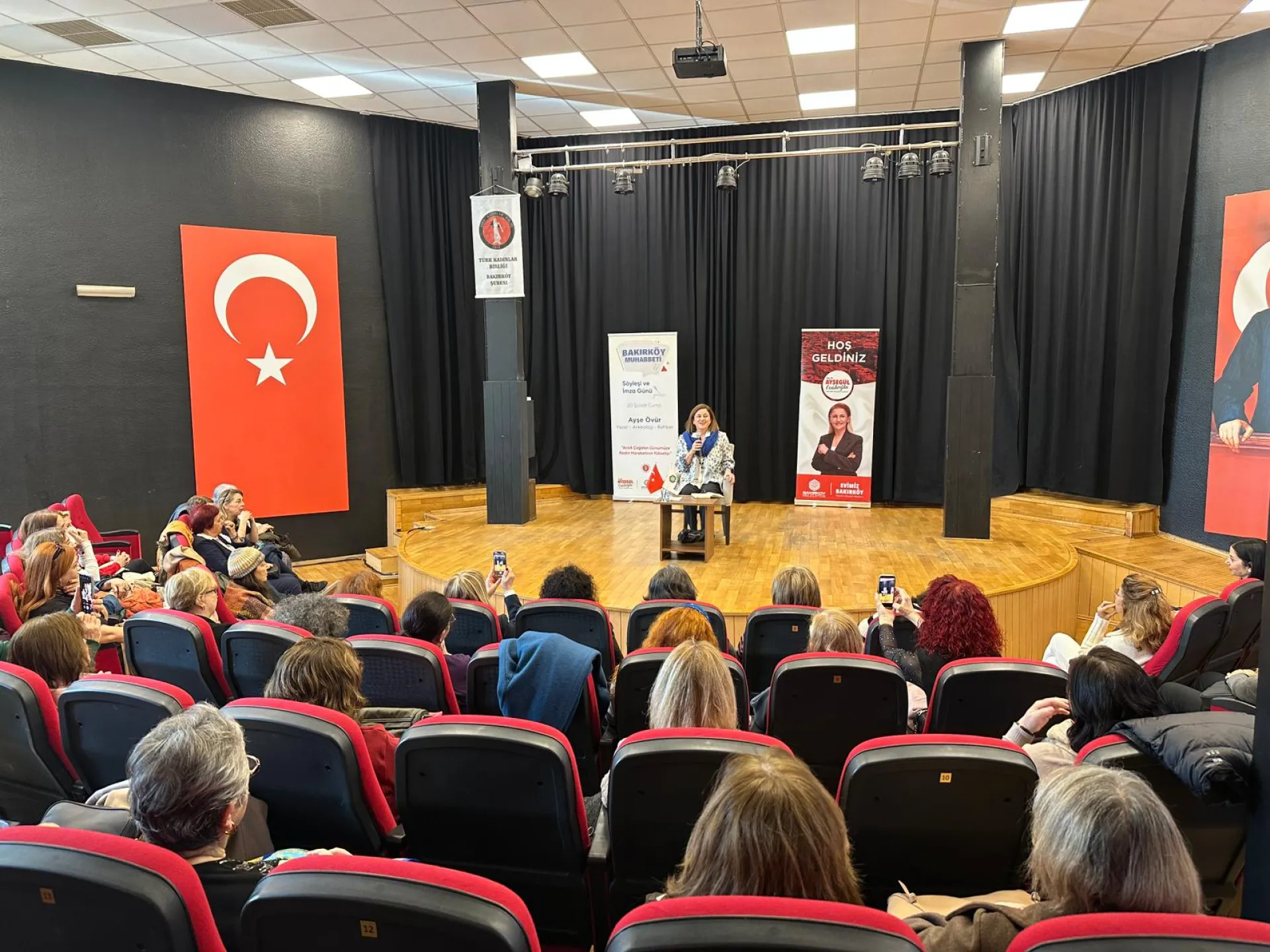 BAKIRKÖY’DE KADIN HAREKETİNİN TARİHSEL YOLCULUĞU KONUŞULDU