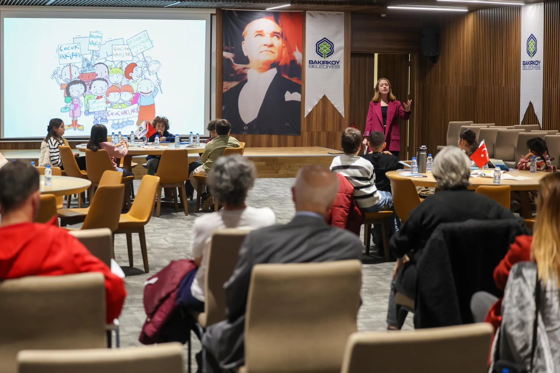 BAKIRKÖY’ÜN MİNİK MECLİS ÜYELERİ “YUVARLAK MASA”DA TOPLANDI