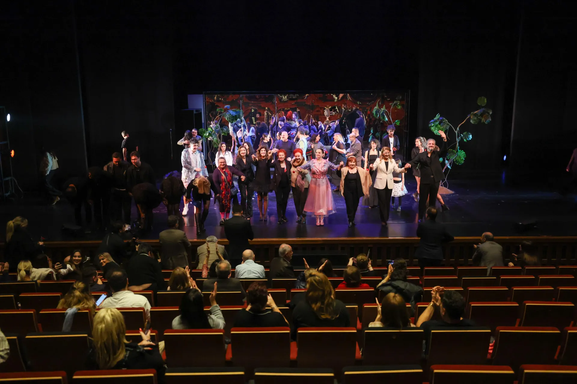 “ÇİRKİN” GALASINDA BAKIRKÖY BELEDİYE TİYATROLARI’NDAN UNUTULMAZ GECE