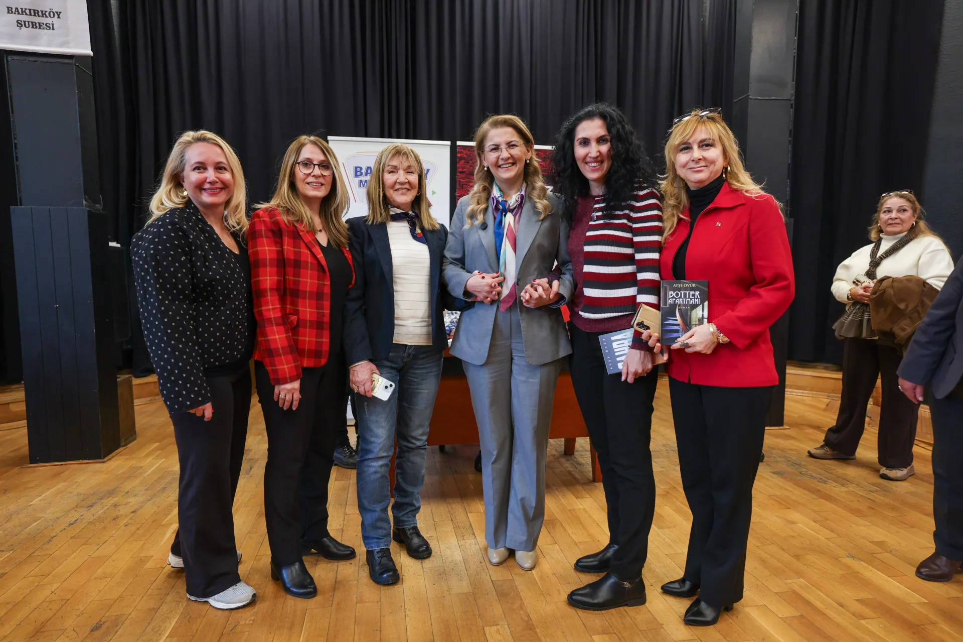 BAKIRKÖY’DE KADIN HAREKETİNİN TARİHSEL YOLCULUĞU KONUŞULDU