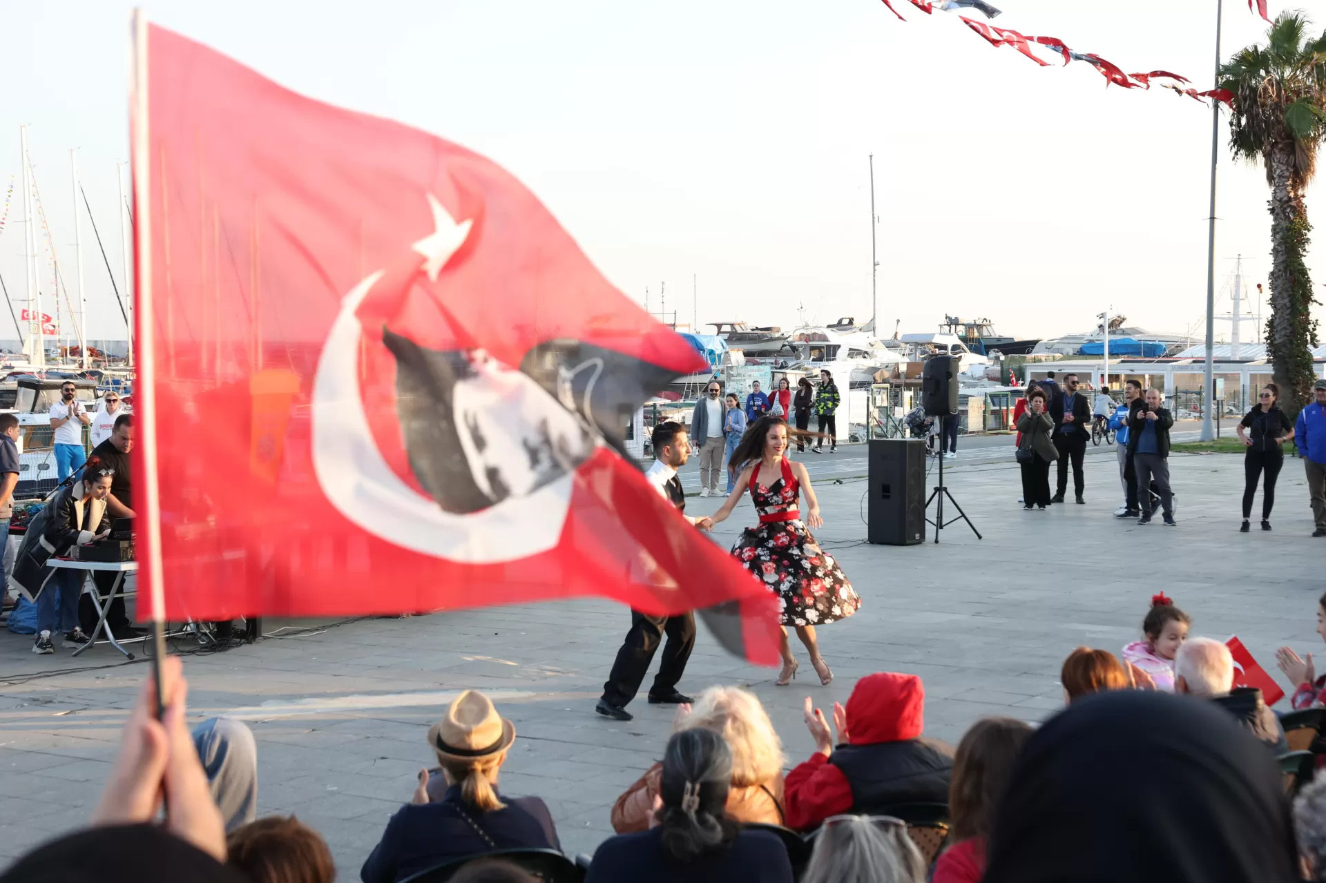 BAKIRKÖY’DE CUMHURİYET DAHA ÖNCE GÖRÜLMEMİŞ BİR COŞKUYLA KUTLANDI