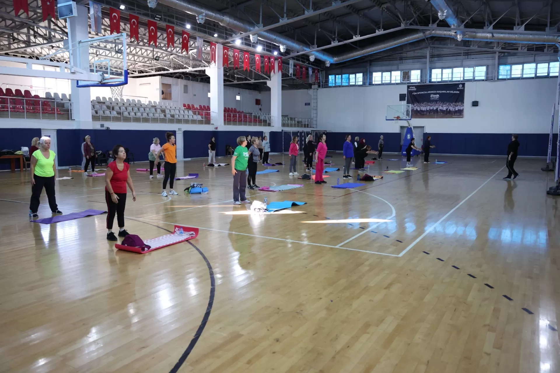 BAKIRKÖYLÜ KADINLAR HEM SPOR YAPIYOR HEM SOSYALLEŞİYOR