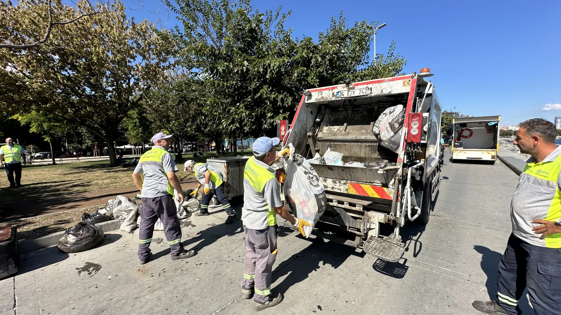 BAKIRKÖY BELEDİYESİ’NDEN TEMİZLİK SEFERBERLİĞİ