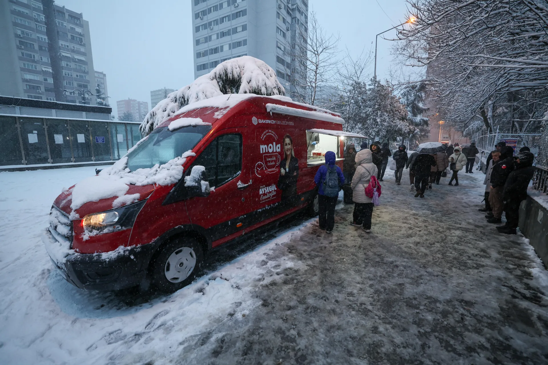 BAŞKAN OVALIOĞLU’NDAN KARDA SICAK ÇORBA İKRAMI