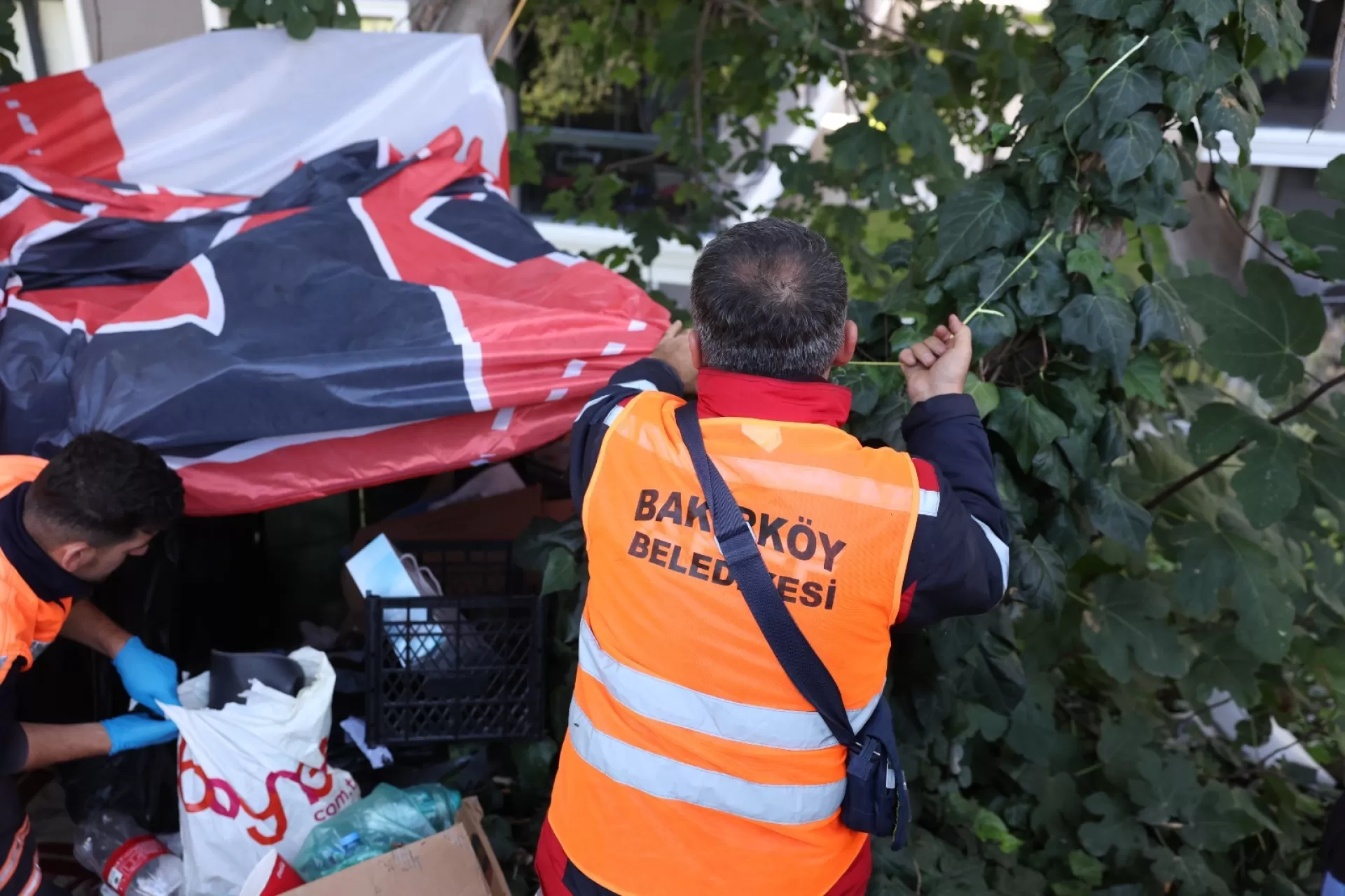 BAKIRKÖY BELEDİYESİ UYGUNSUZ BARINMA ALANLARINA MÜDAHALE EDİYOR