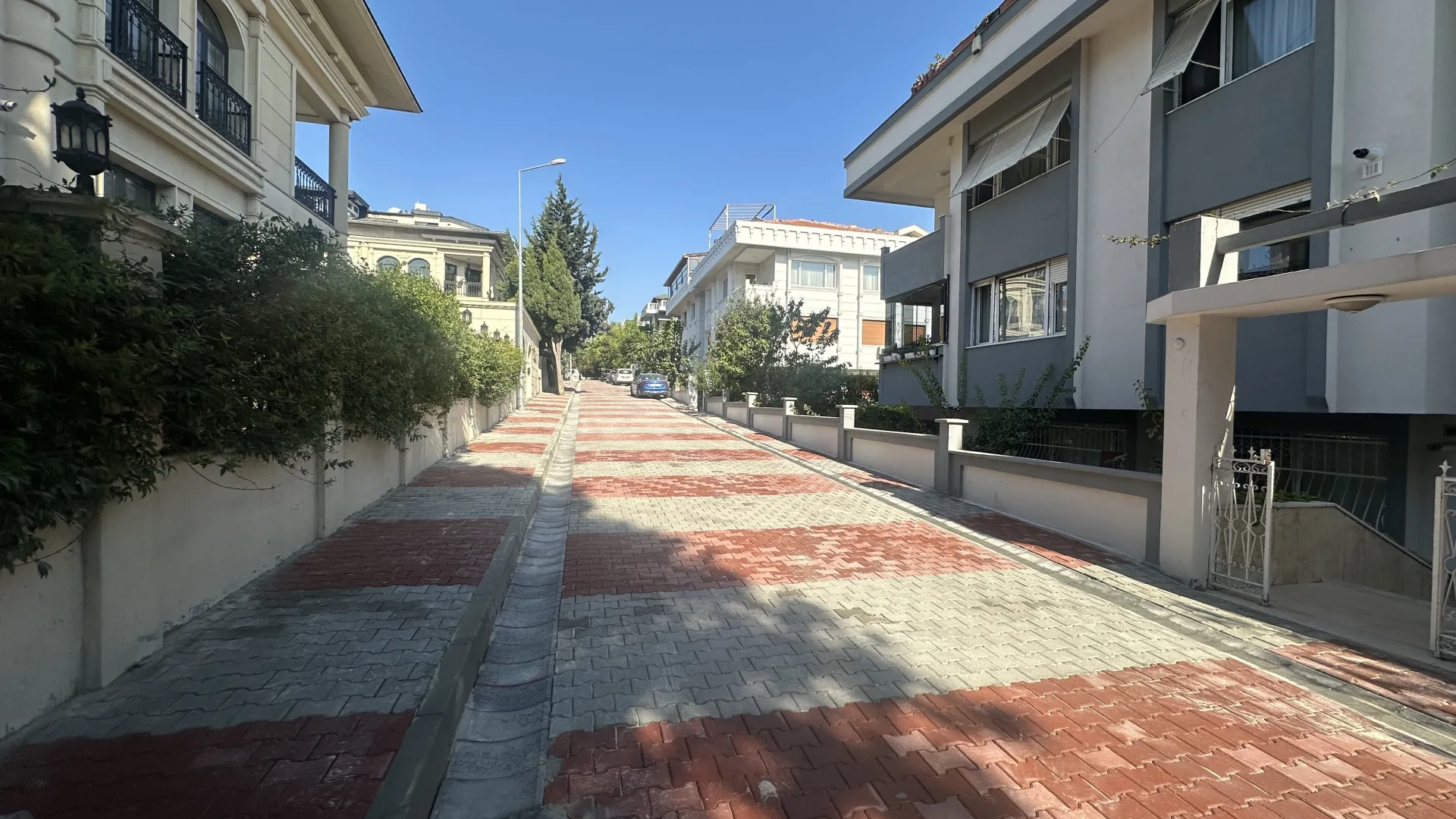 BAKIRKÖY'ÜN YOLLARI YENİLENİYOR, ALTYAPISI GÜÇLENİYOR