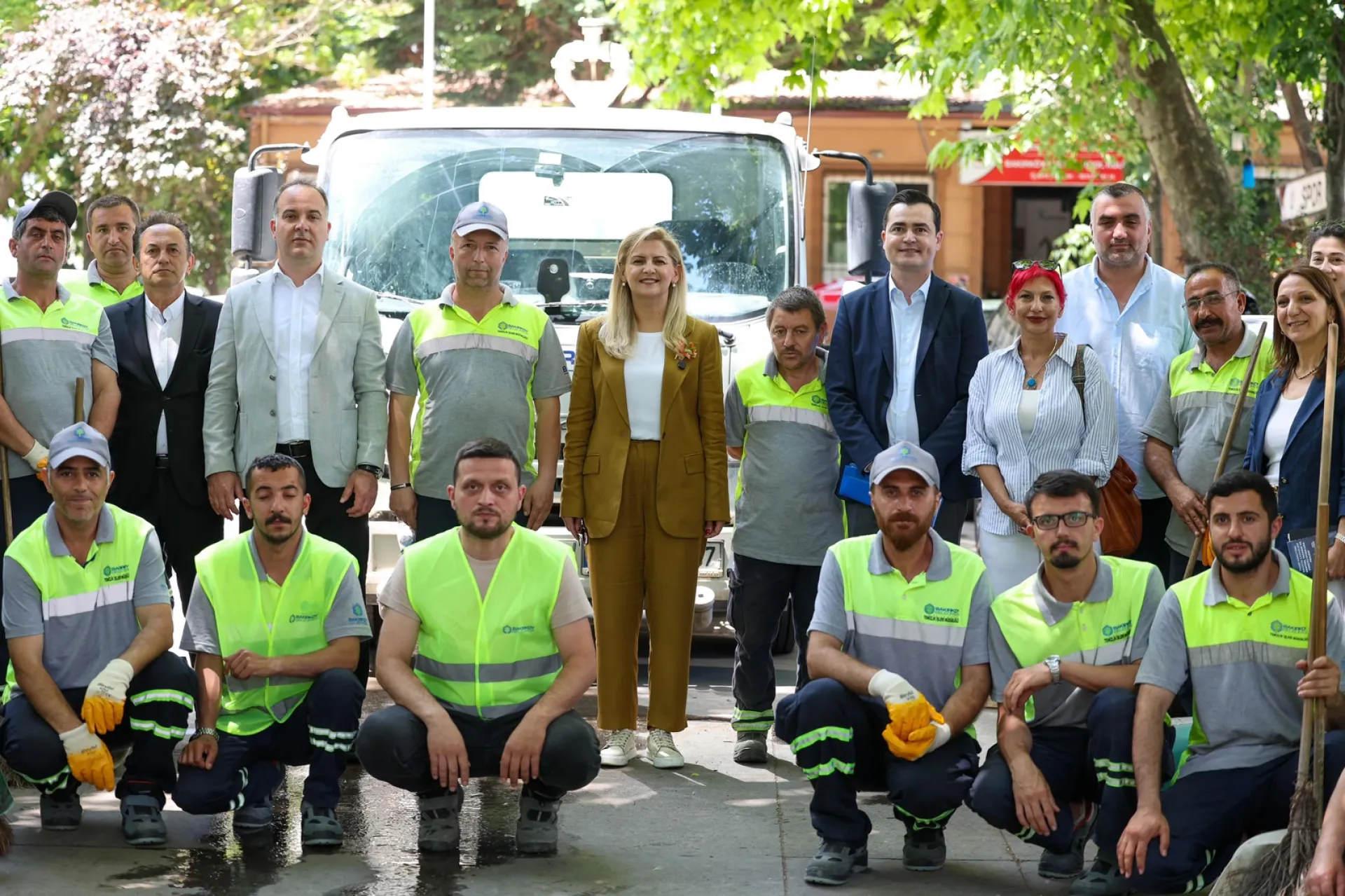 BAKIRKÖY'DE TEMİZLİK SEFERBERLİĞİ TÜM HIZIYLA SÜRÜYOR