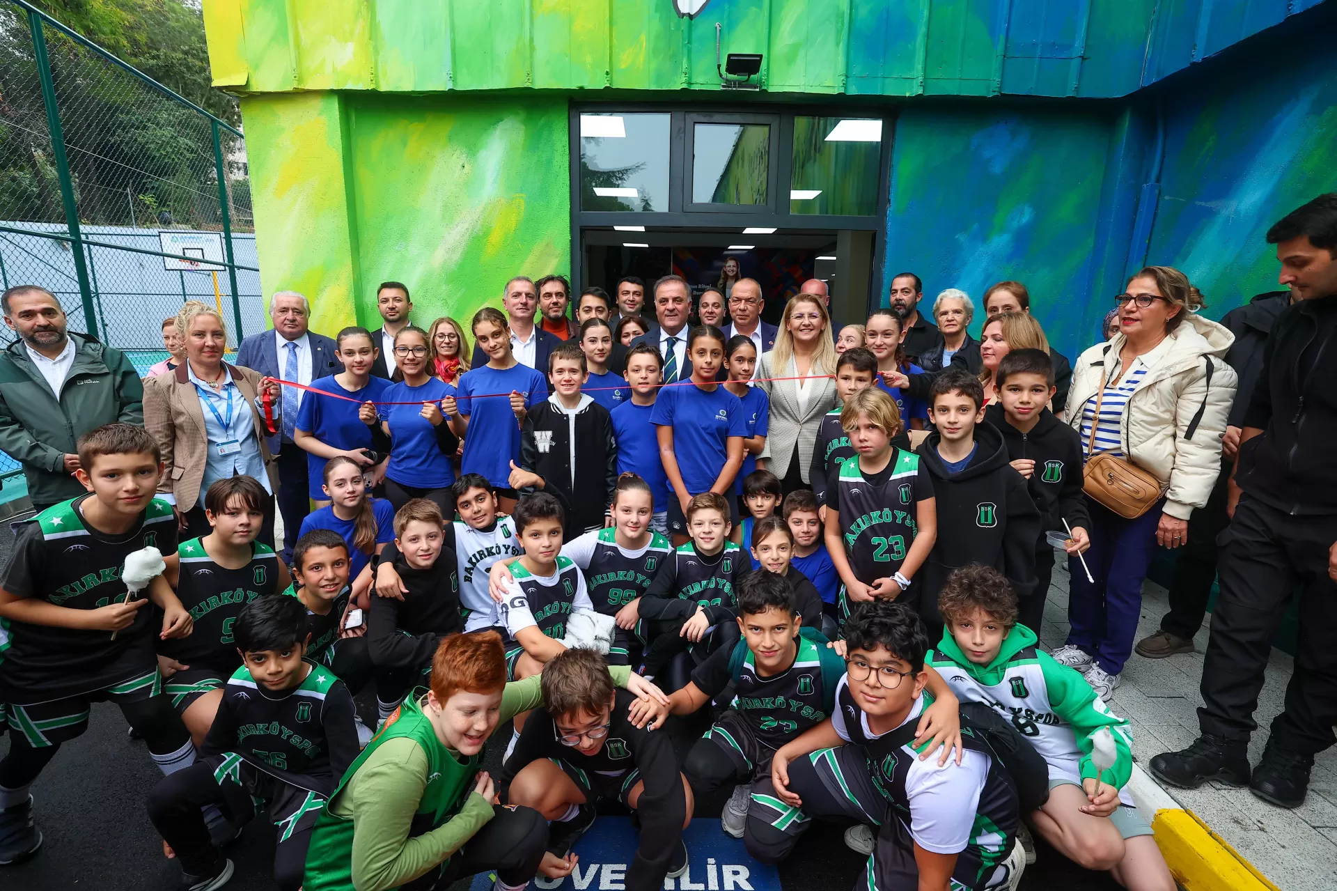 BAKIRKÖY BELEDİYESİ SPOR KOMPLEKSİ YEPYENİ HALİYLE HİZMETE AÇILDI