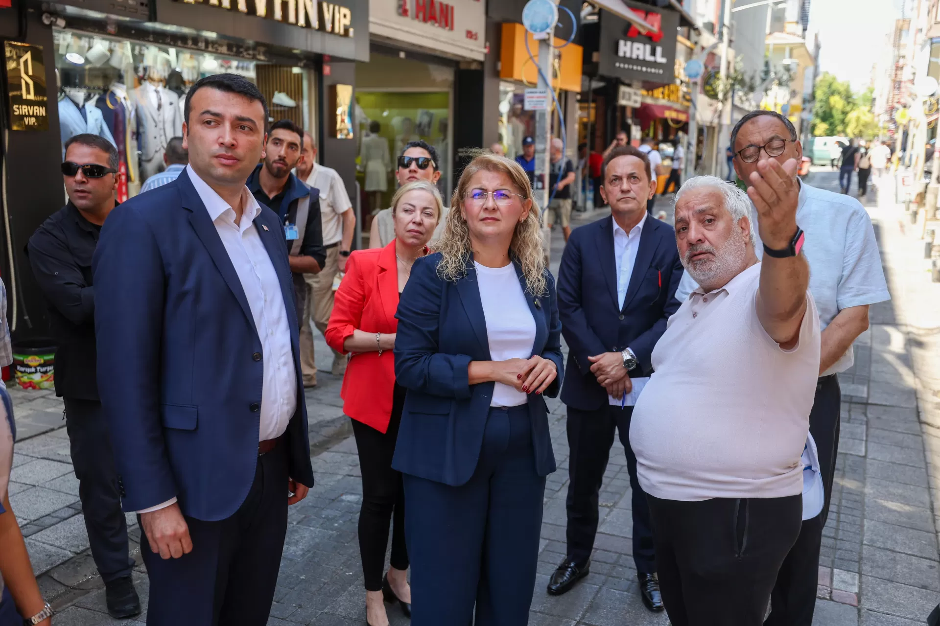 BAKIRKÖY'ÜN YOLLARI YENİLENİYOR