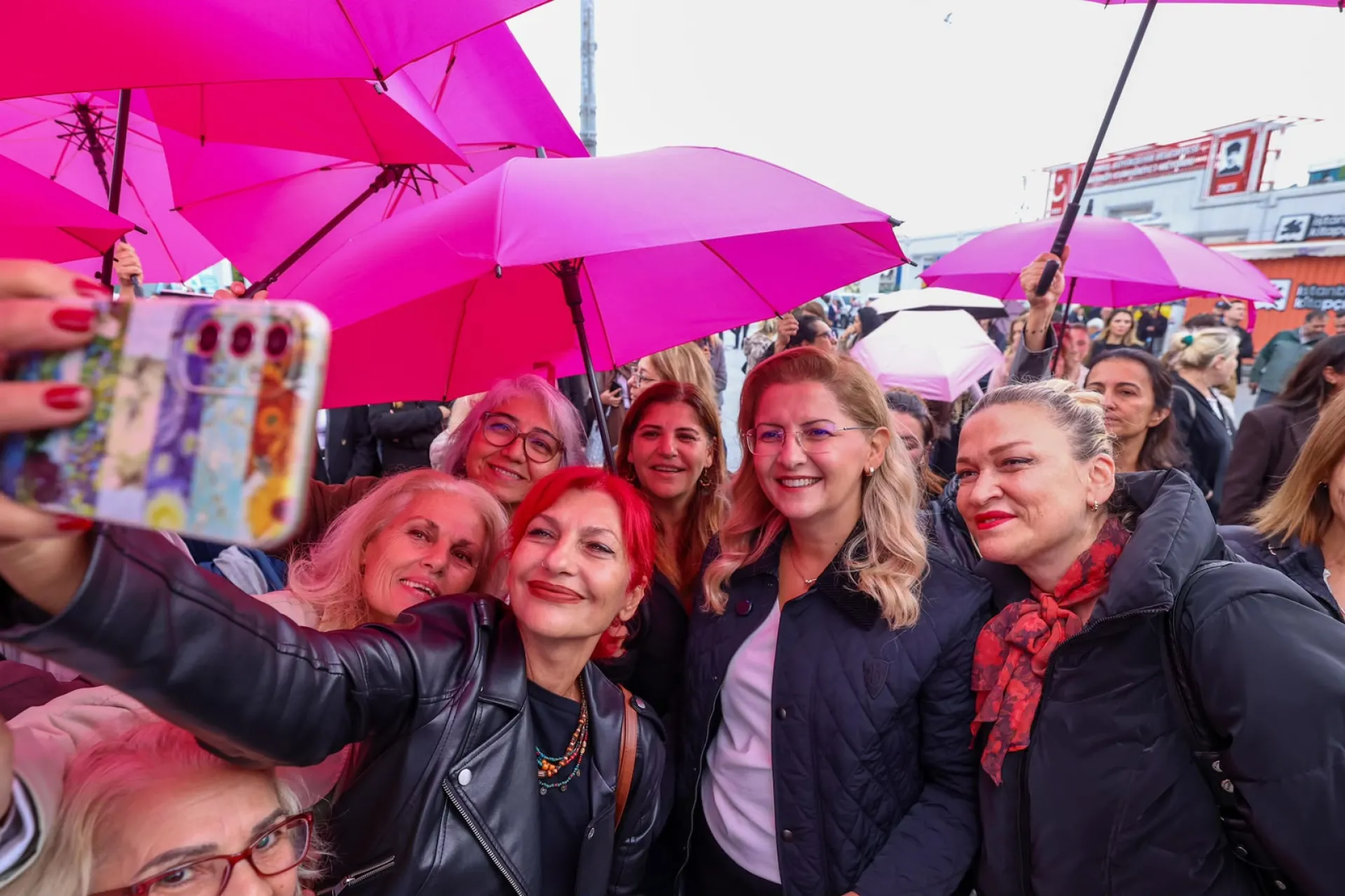 BAKIRKÖY’DE PEMBE ŞEMSİYELERLE MEME KANSERİ FARKINDALIK YÜRÜYÜŞÜ