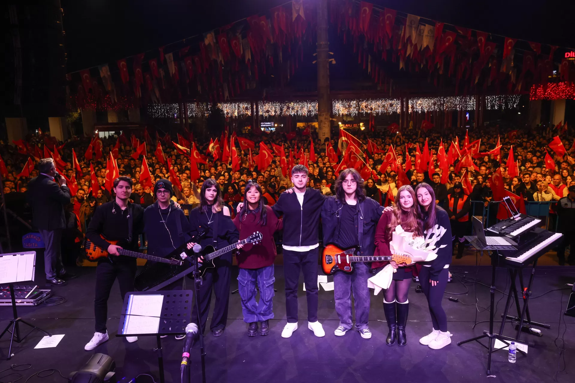 BAKIRKÖY’DE CUMHURİYET COŞKUSU KORAY AVCI KONSERİ İLE TAÇLANDI