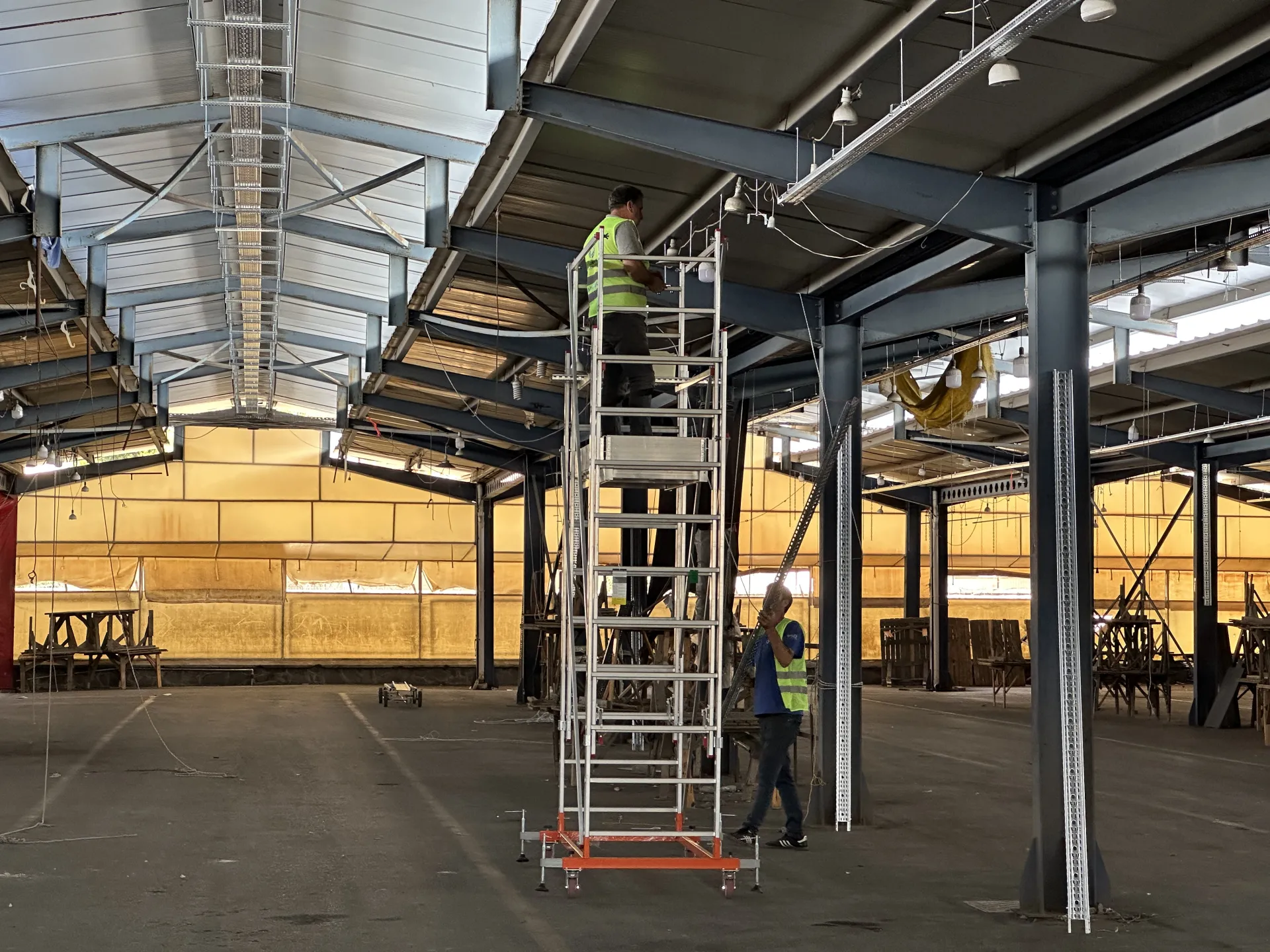 BAKIRKÖY'ÜN YOLLARI YENİLENİYOR, ALTYAPISI GÜÇLENİYOR