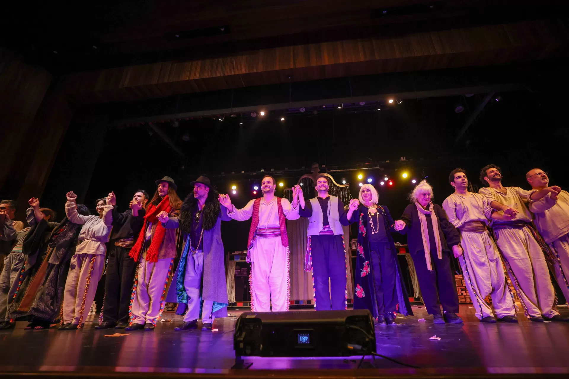 “EŞEĞİN GÖLGESİ” BAKIRKÖY’DE GÖRKEMLİ GALA İLE SAHNELENDİ