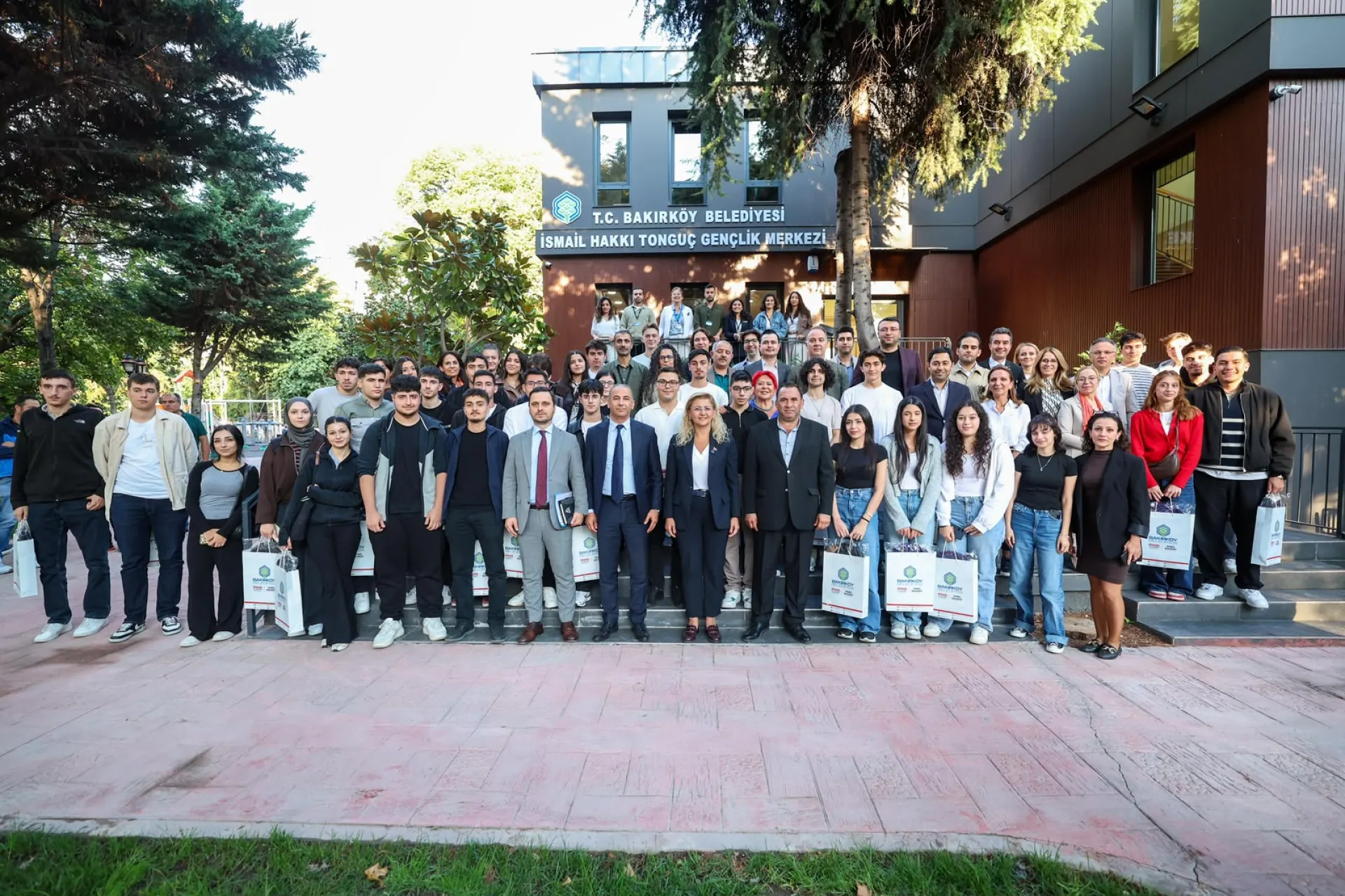 BAKIRKÖY’DE GENÇLERİN ÜNİVERSİTE BAŞARISI KUTLANDI