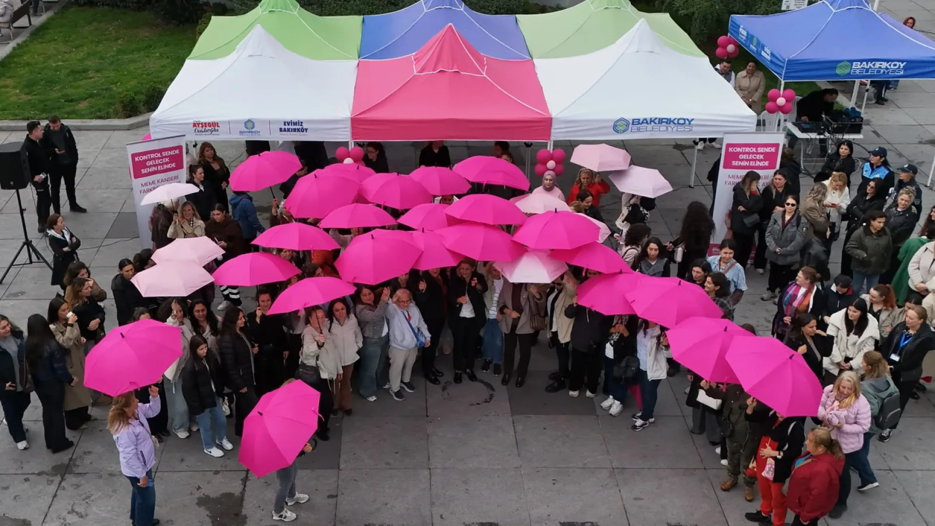 BAKIRKÖY’DE PEMBE ŞEMSİYELERLE MEME KANSERİ FARKINDALIK YÜRÜYÜŞÜ