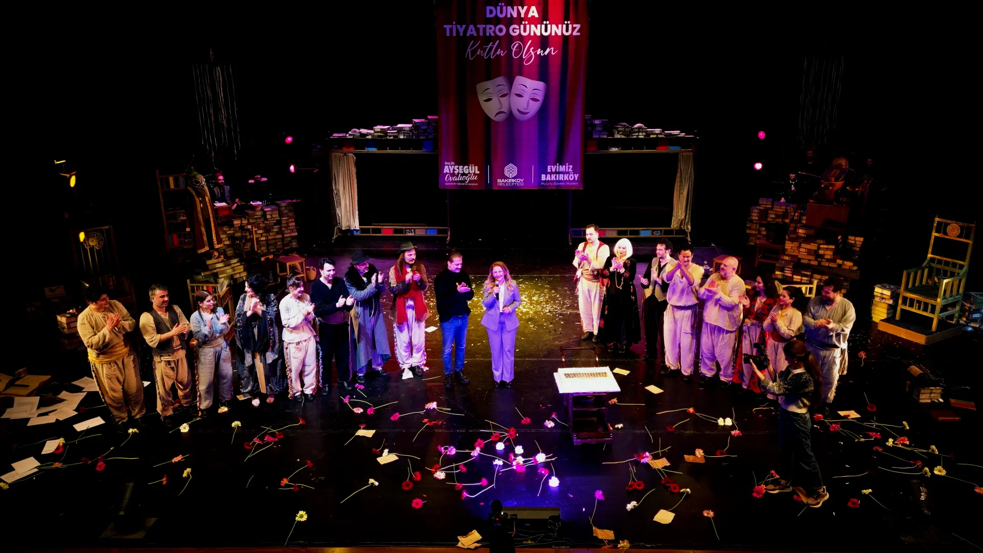 DÜNYA TİYATRO GÜNÜNDE SAHNE ÇİÇEK BAHÇESİNE DÖNDÜ