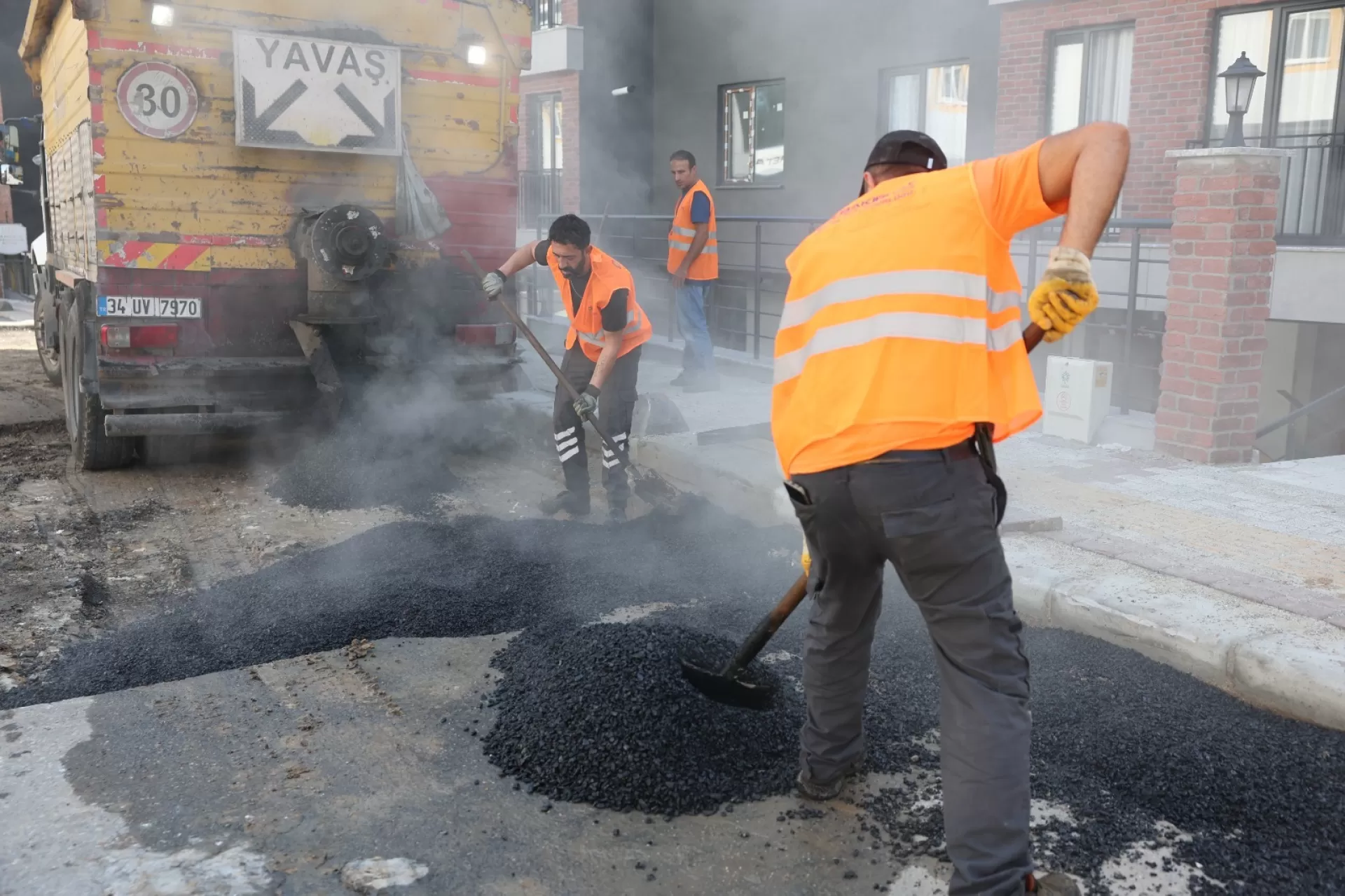 MAHALLELİLER TALEP EDİYOR BAKIRKÖY BELEDİYESİ YAPIYOR