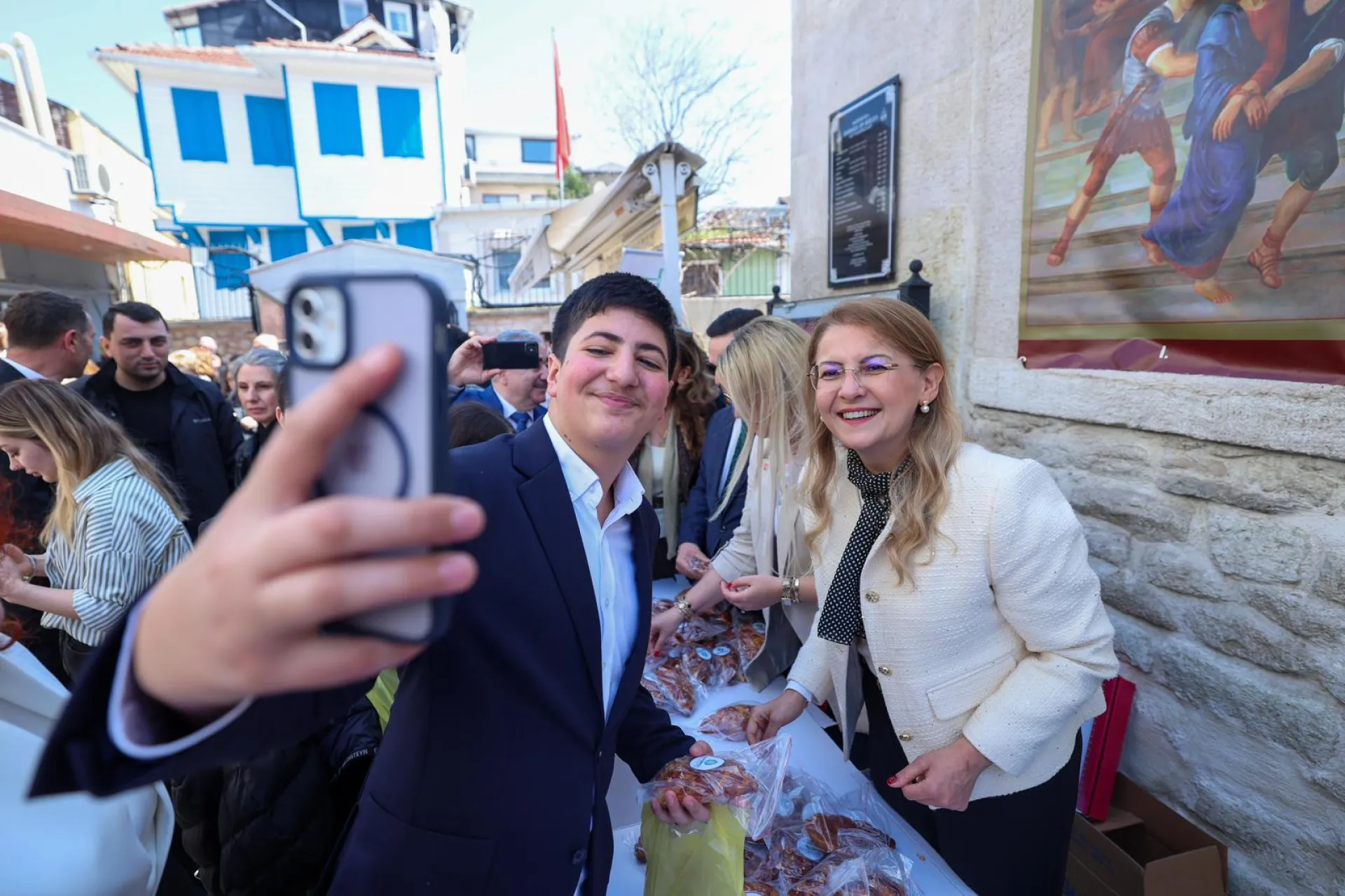 BAŞKAN OVALIOĞLU VATANDAŞLARIN PASKALYASINI KUTLADI