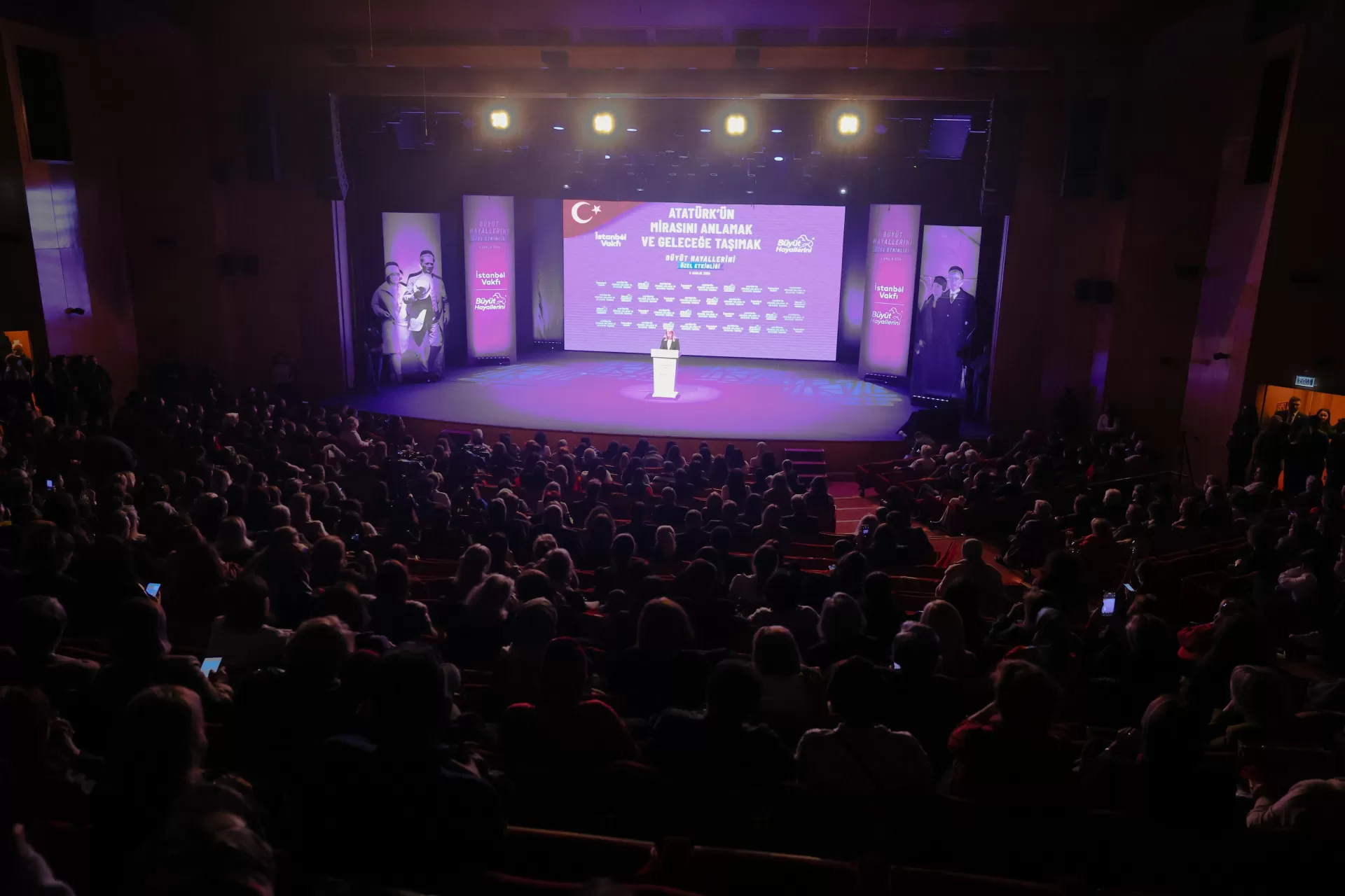 BAŞKAN OVALIOĞLU: KADININ GÜVENDE VE EŞİT OLDUĞU BİR DÜNYA KURMAYA KARARLIYIZ