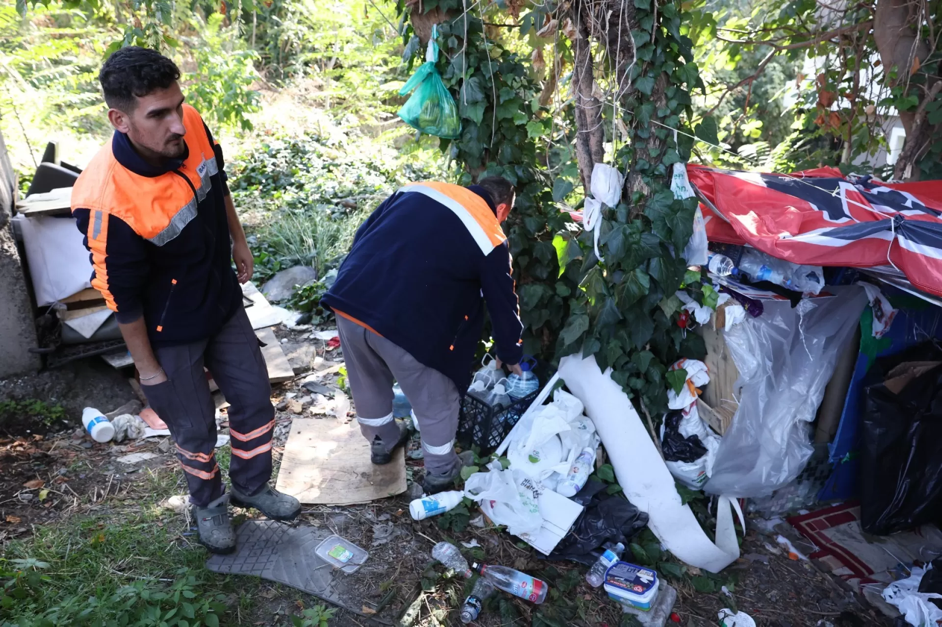 BAKIRKÖY BELEDİYESİ UYGUNSUZ BARINMA ALANLARINA MÜDAHALE EDİYOR