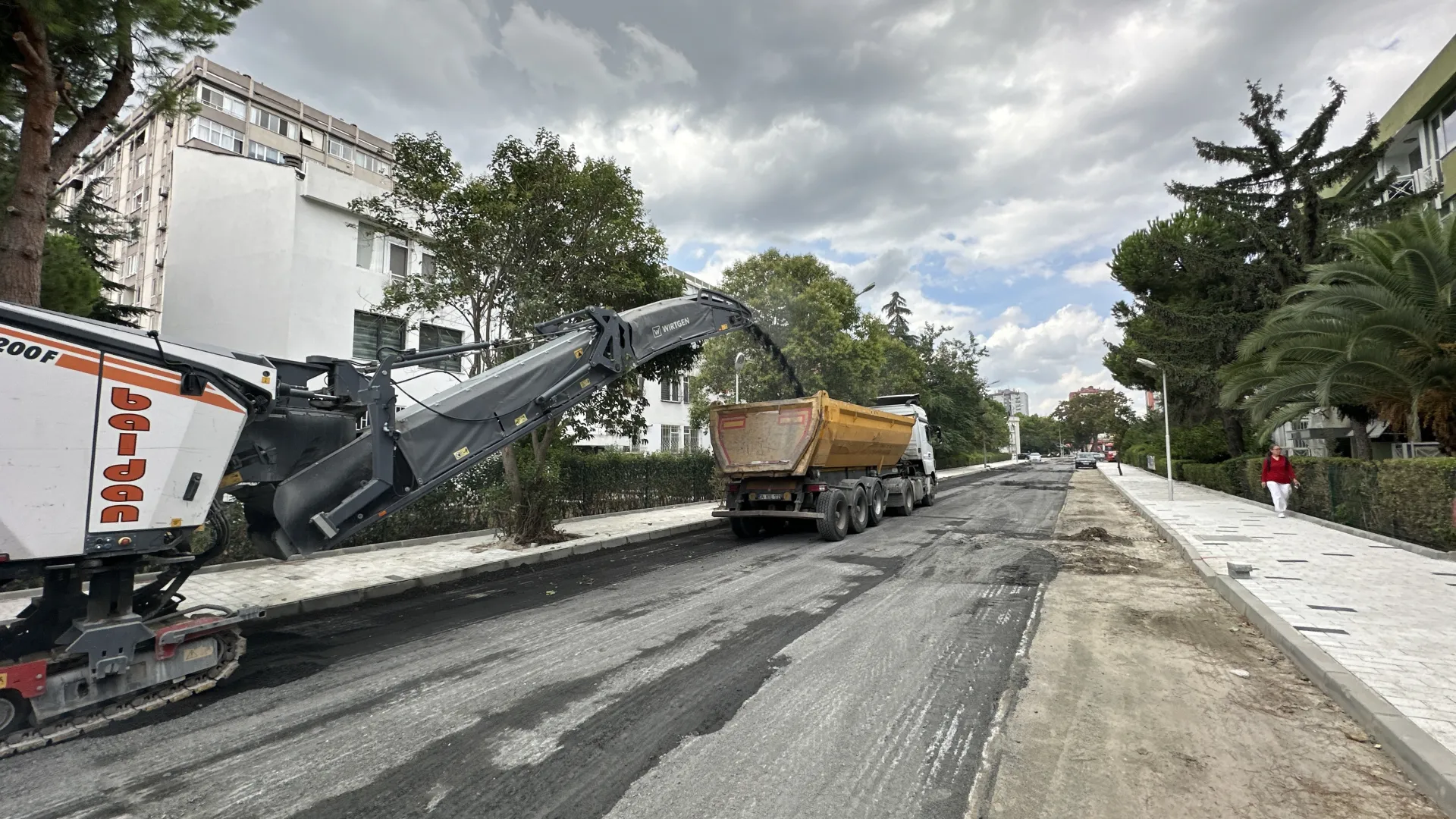 BAKIRKÖY'ÜN YOLLARI YENİLENİYOR, ALTYAPISI GÜÇLENİYOR
