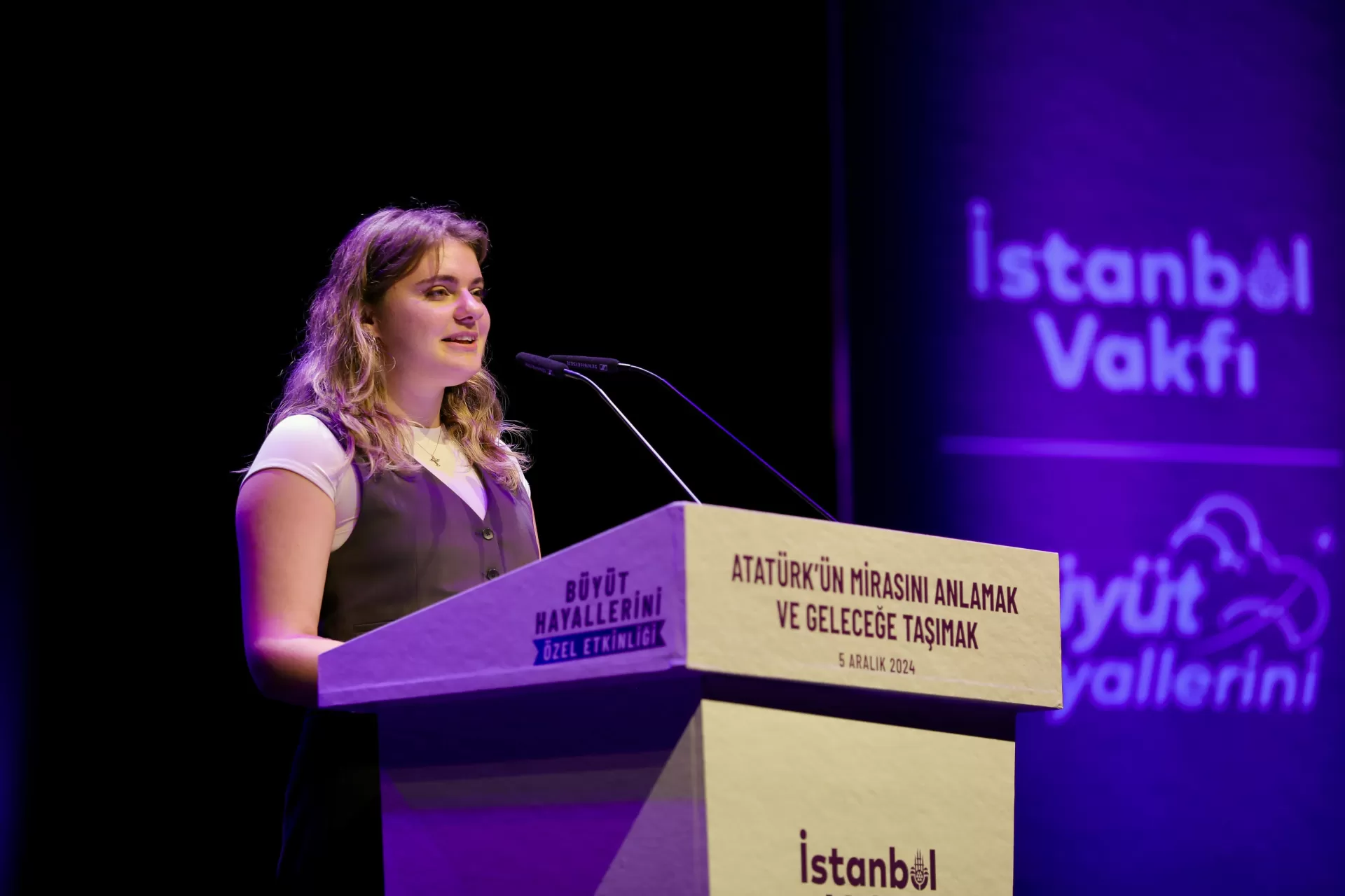 BAŞKAN OVALIOĞLU: KADININ GÜVENDE VE EŞİT OLDUĞU BİR DÜNYA KURMAYA KARARLIYIZ