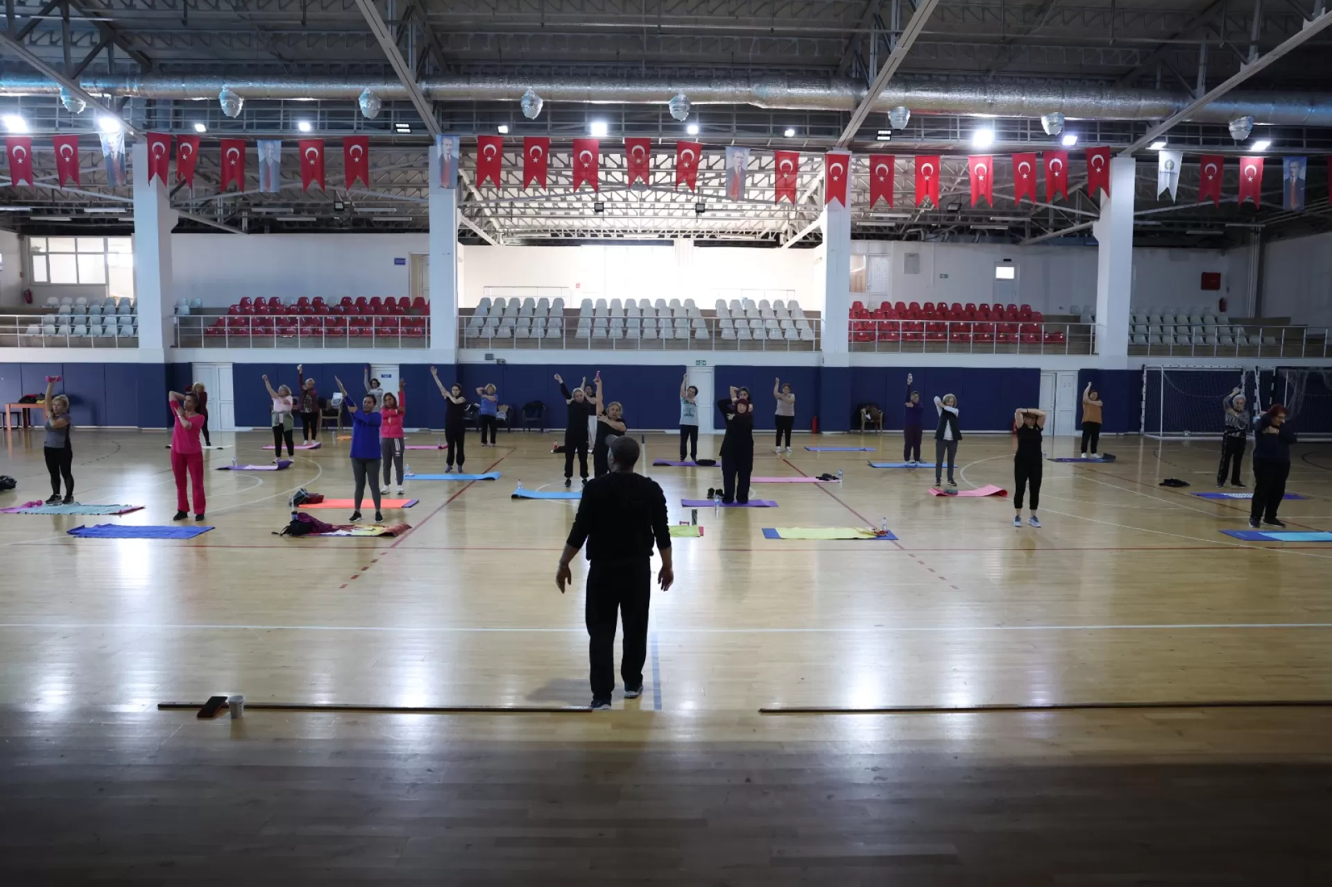 BAKIRKÖYLÜ KADINLAR HEM SPOR YAPIYOR HEM SOSYALLEŞİYOR