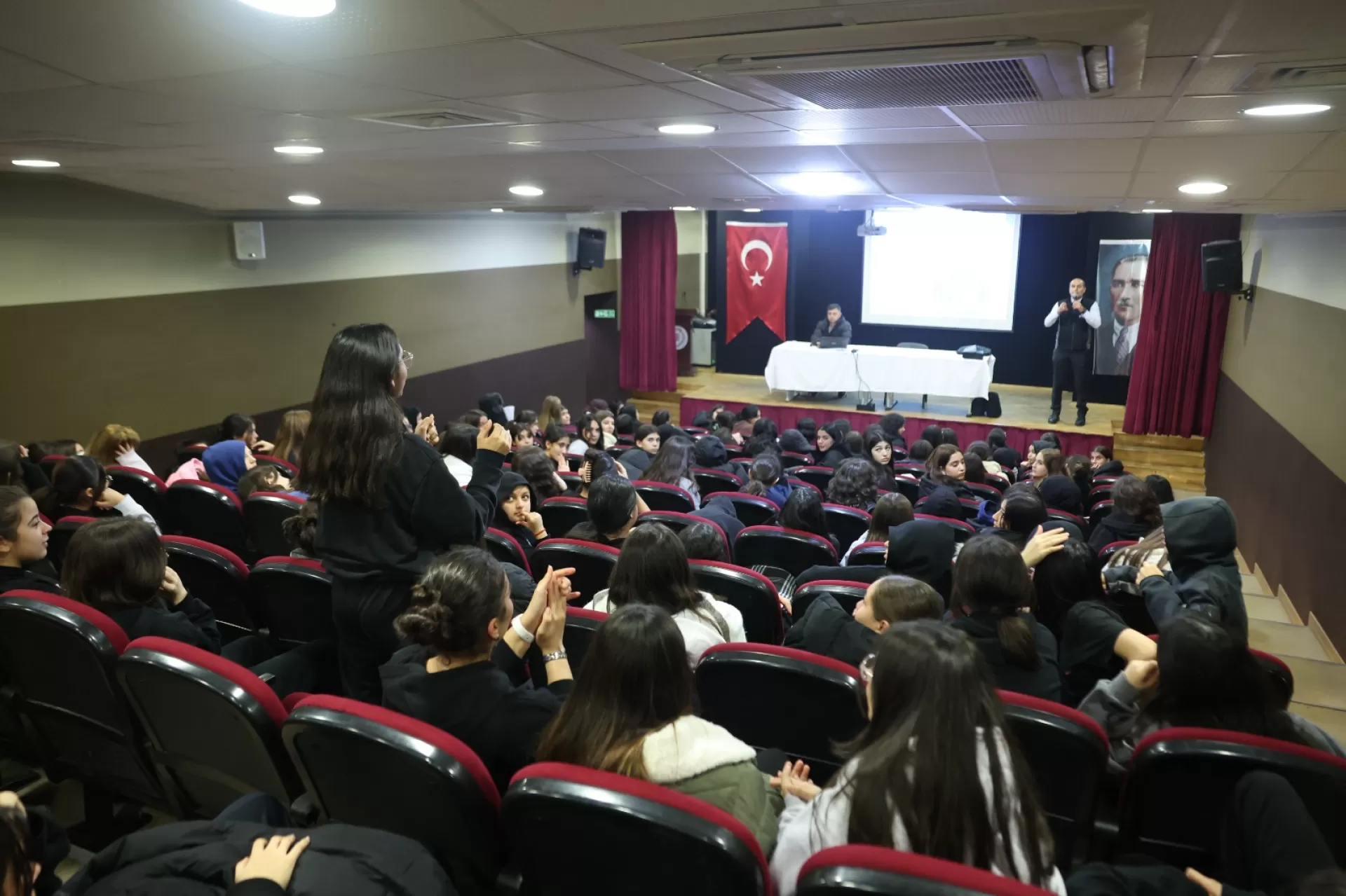 BAKIRKÖY BELEDİYESİ GENÇLERİ AFETLERE KARŞI BİLİNÇLENDİRİYOR