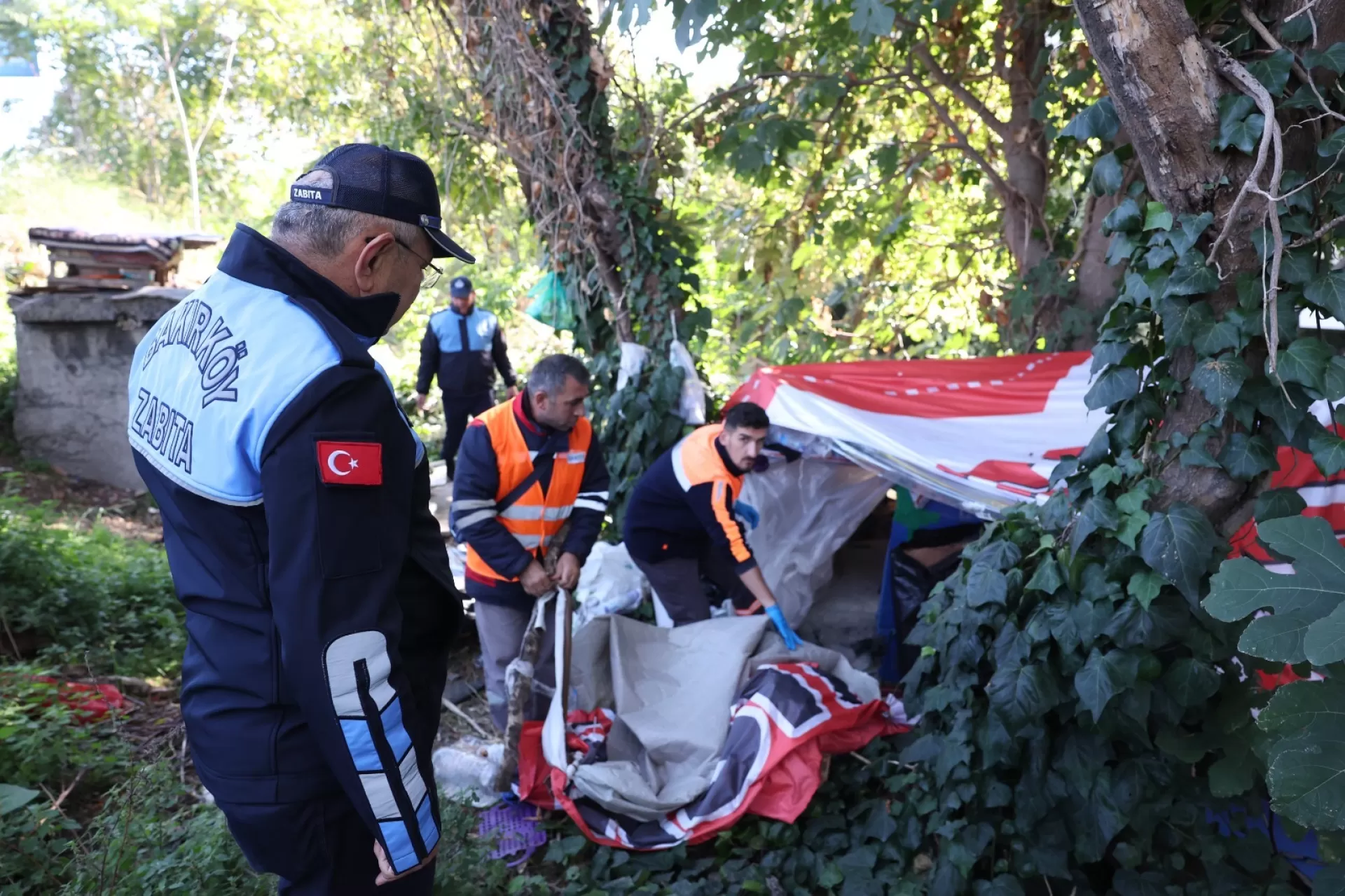 BAKIRKÖY BELEDİYESİ UYGUNSUZ BARINMA ALANLARINA MÜDAHALE EDİYOR