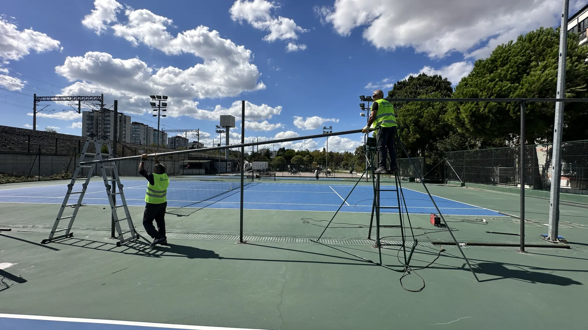 BAKIRKÖY'ÜN YOLLARI YENİLENİYOR, ALTYAPISI GÜÇLENİYOR