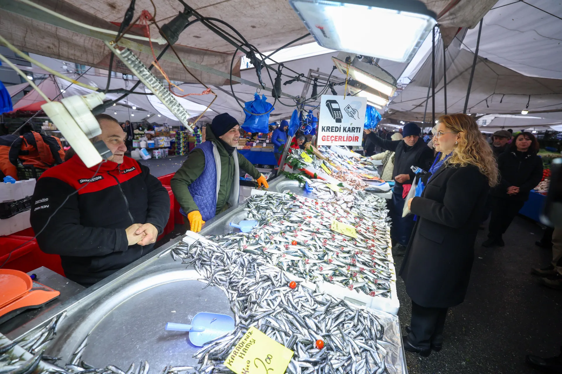 BAŞKAN OVALIOĞLU PAZAR ESNAFINI ZİYARET ETTİ