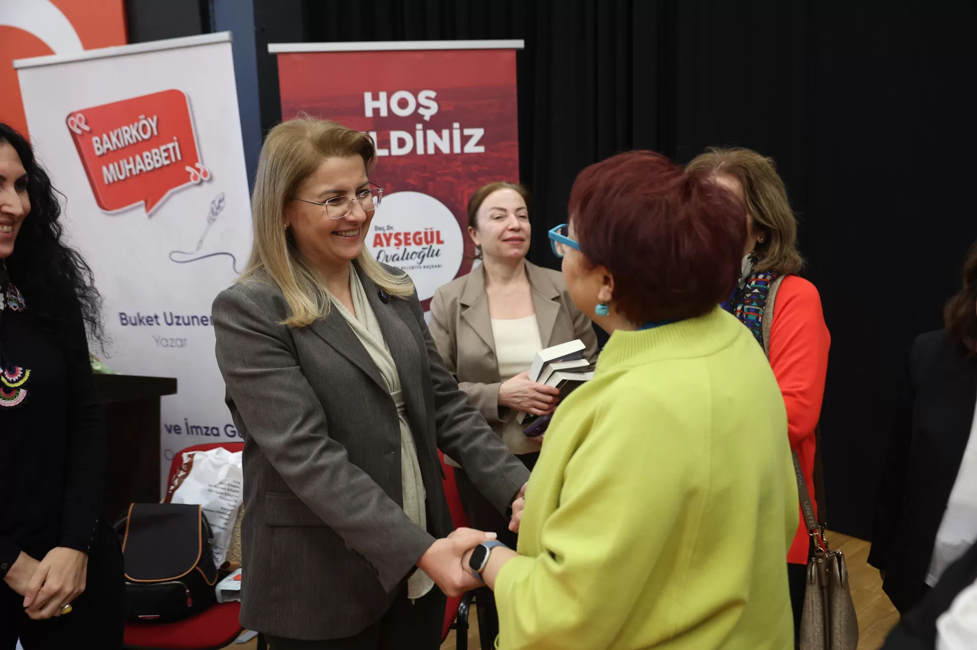 YAZAR BUKET UZUNER BAKIRKÖY’DE UNUTULMAYACAK BİR SÖYLEŞİ GERÇEKLEŞTİRDİ