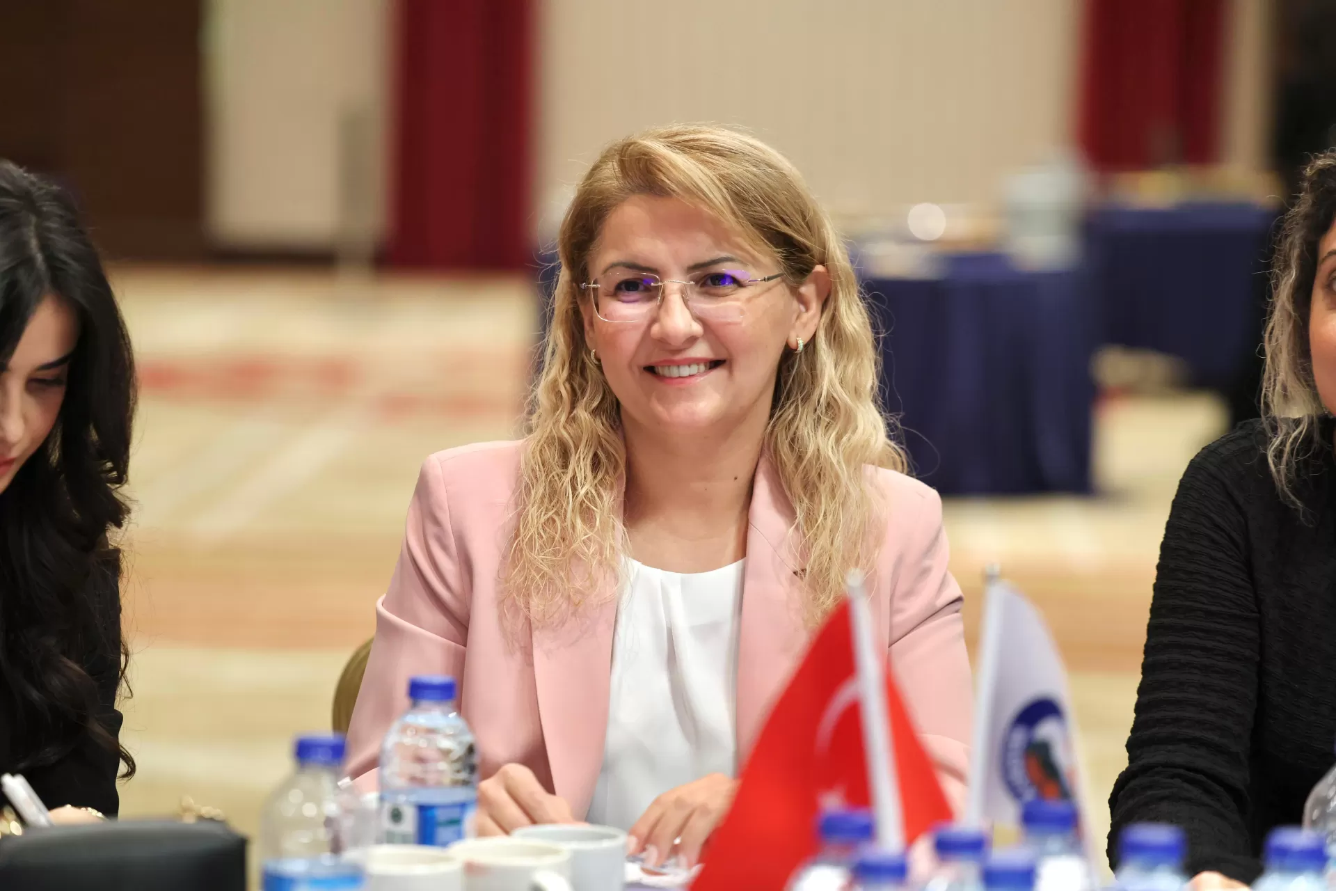 BAŞKAN OVALIOĞLU: “HER KADININ GÜÇLÜ, GÜVENDE VE EŞİT OLDUĞU BİR DÜNYA KURMAYA KARARLIYIZ”