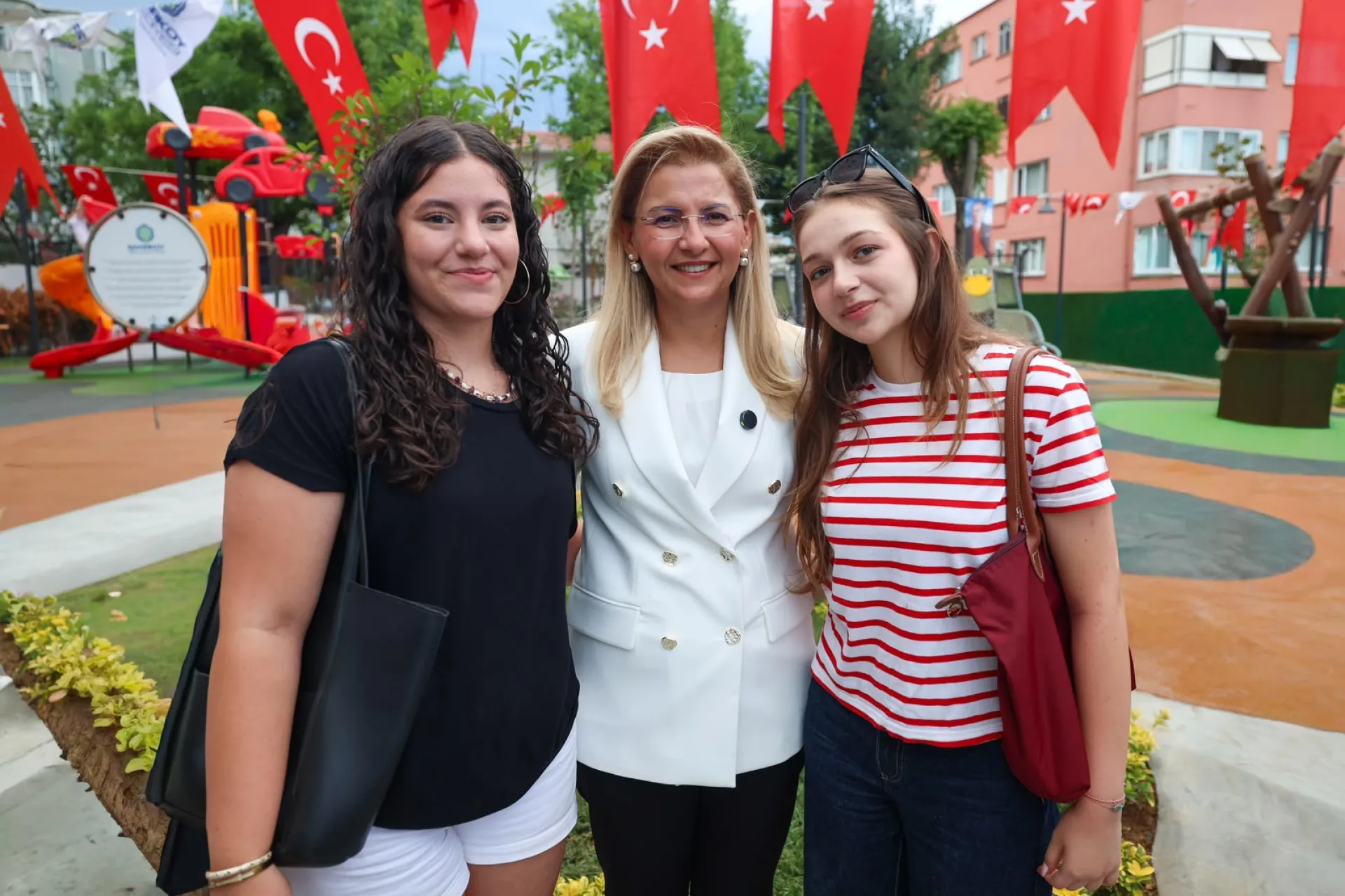 BAKIRKÖY VEFA PARKI YENİLENEN YÜZÜYLE HİZMETE AÇILDI